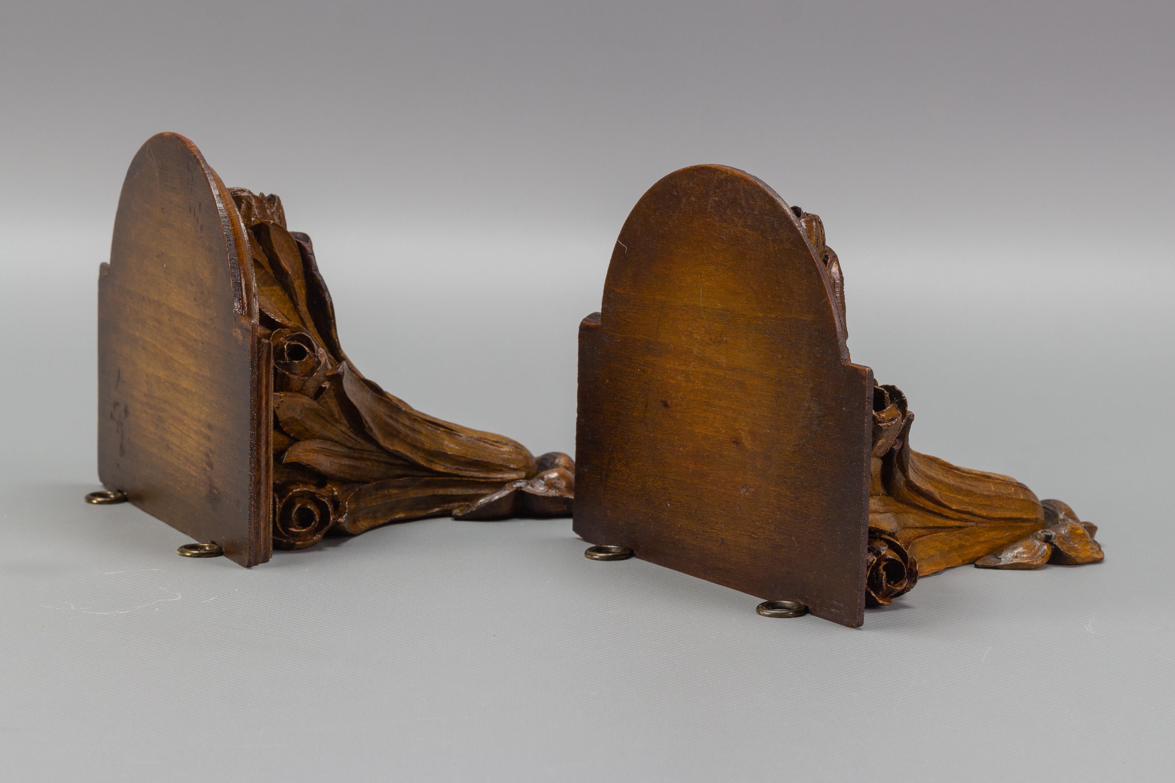 Pair of French Art Nouveau Carved Wooden Wall Brackets, 1920s 4