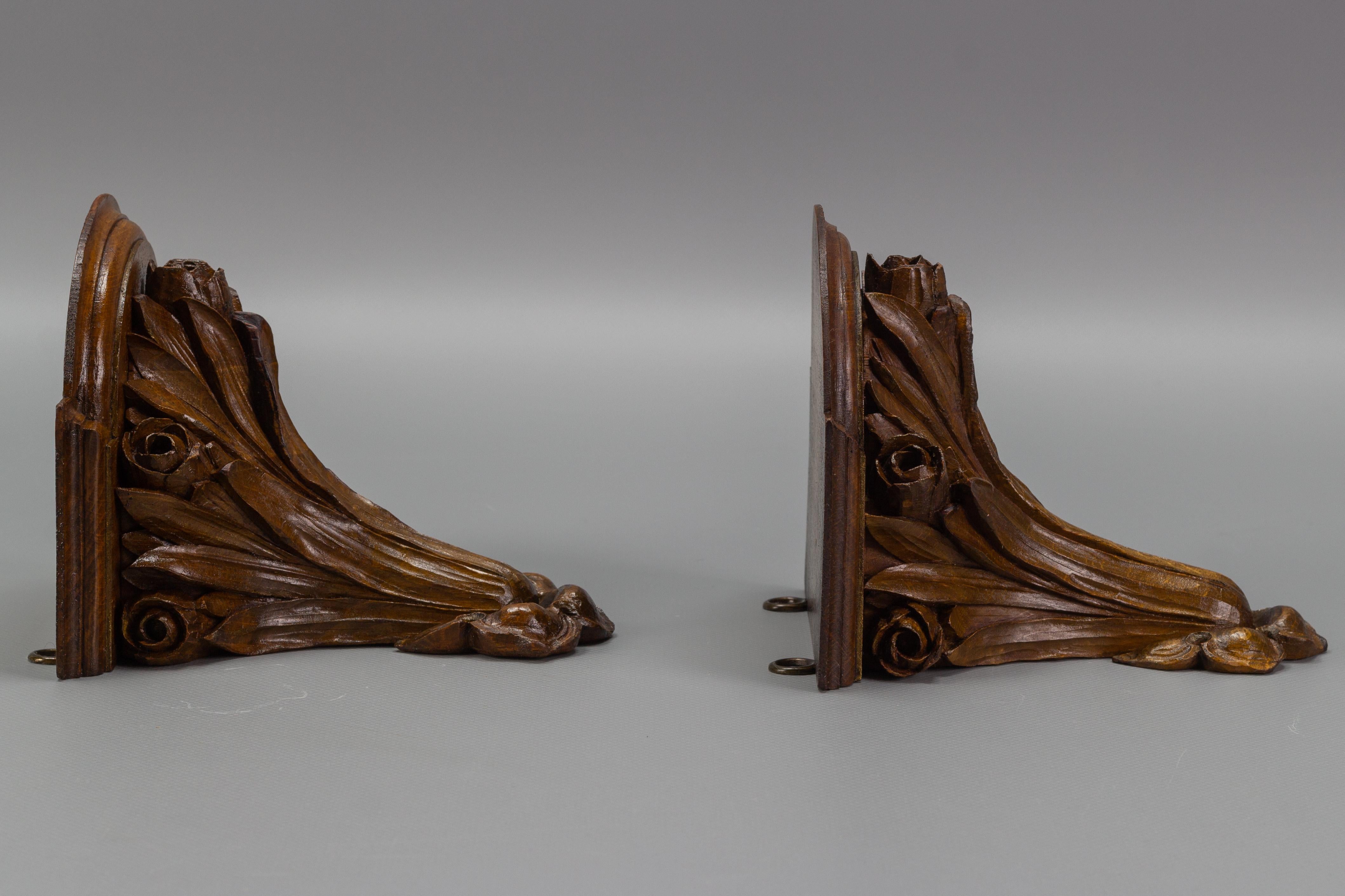 Pair of French Art Nouveau Carved Wooden Wall Brackets, 1920s 5