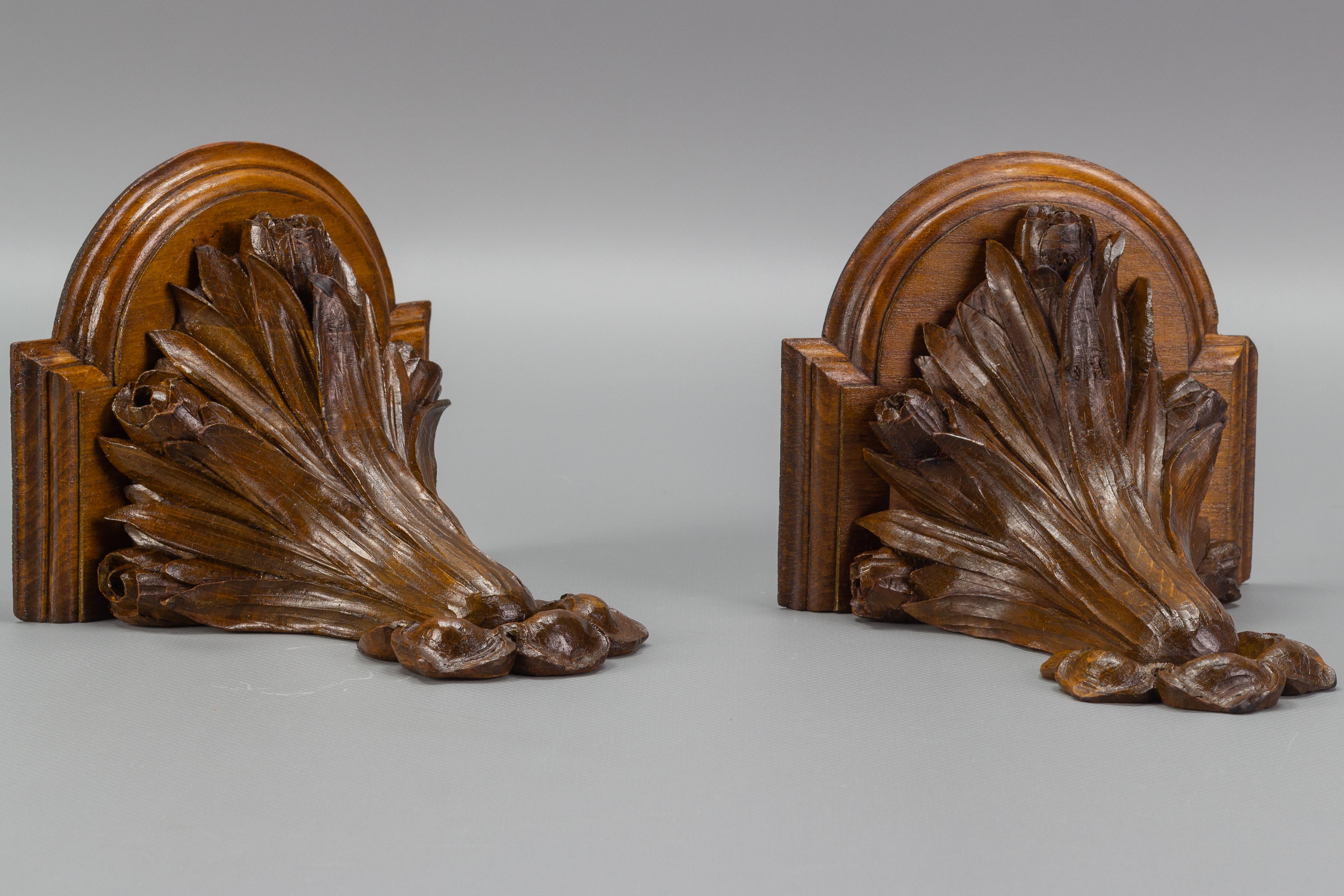 Pair of French Art Nouveau Carved Wooden Wall Brackets, 1920s 6