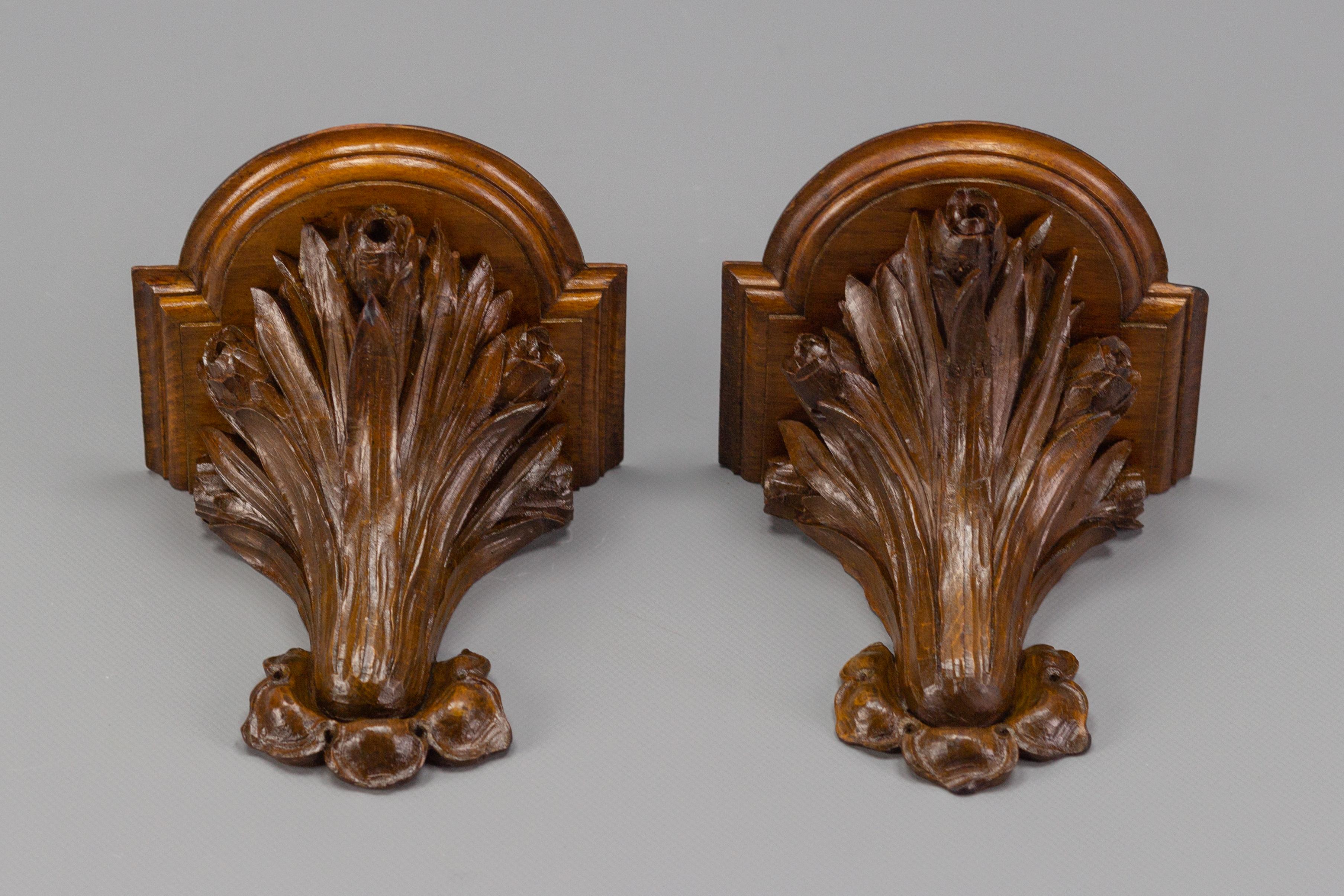 An adorable pair of French Art Nouveau wall brackets with beautifully carved floral motifs from circa the 1920s.
Dimensions: height: 15 cm / 5.9 in; width: 14 cm / 5.51 in; depth: 12 cm / 4.72 in.