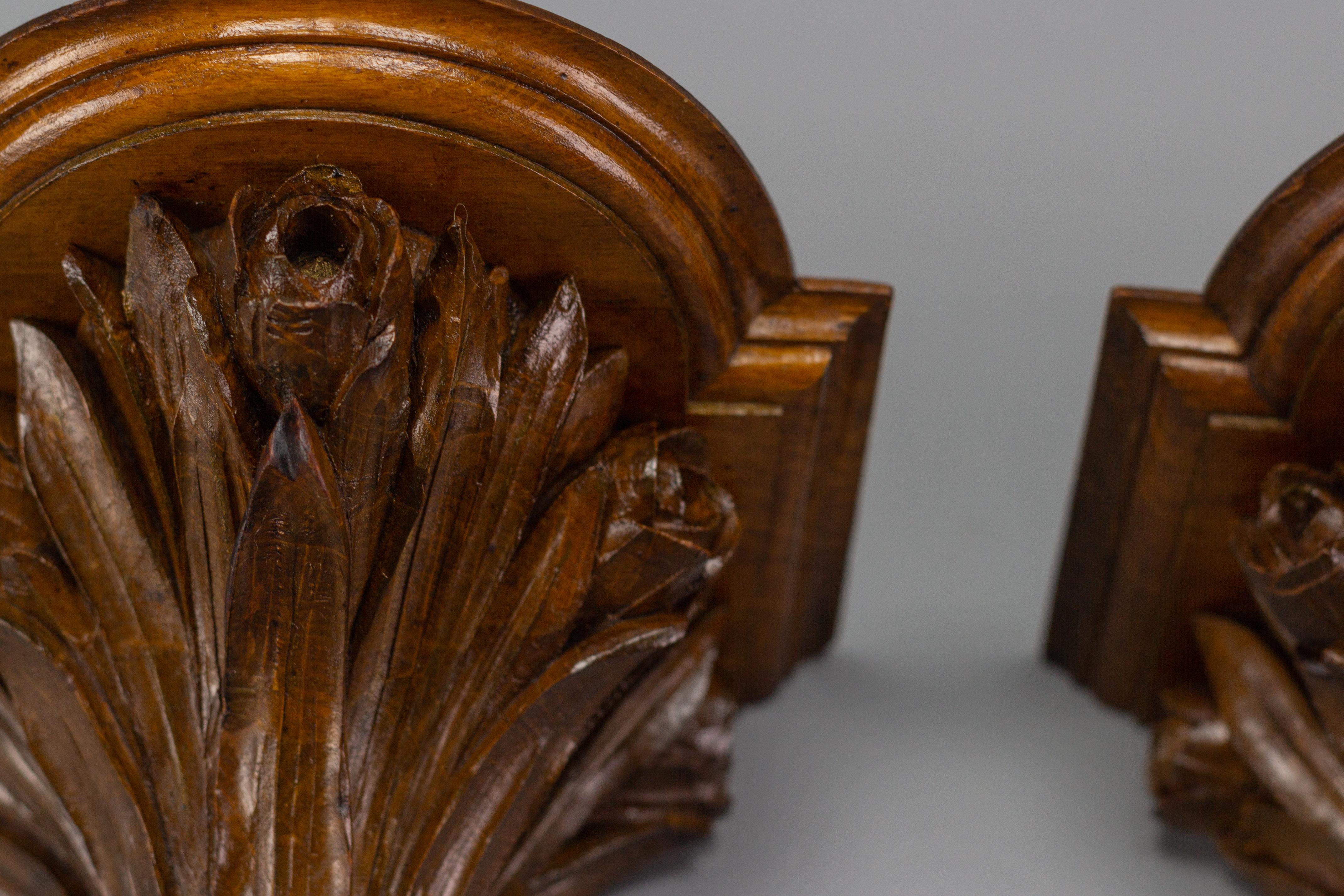 Pair of French Art Nouveau Carved Wooden Wall Brackets, 1920s In Good Condition In Barntrup, DE