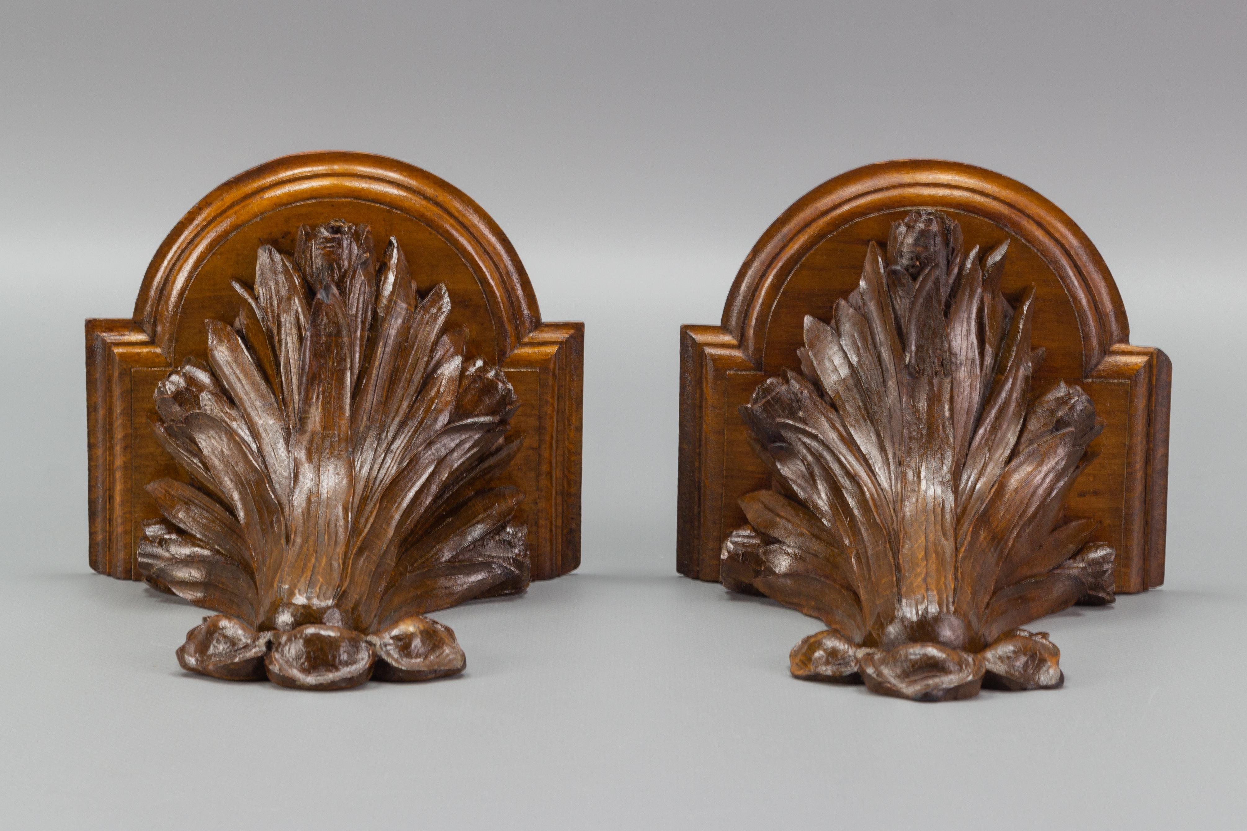 Early 20th Century Pair of French Art Nouveau Carved Wooden Wall Brackets, 1920s
