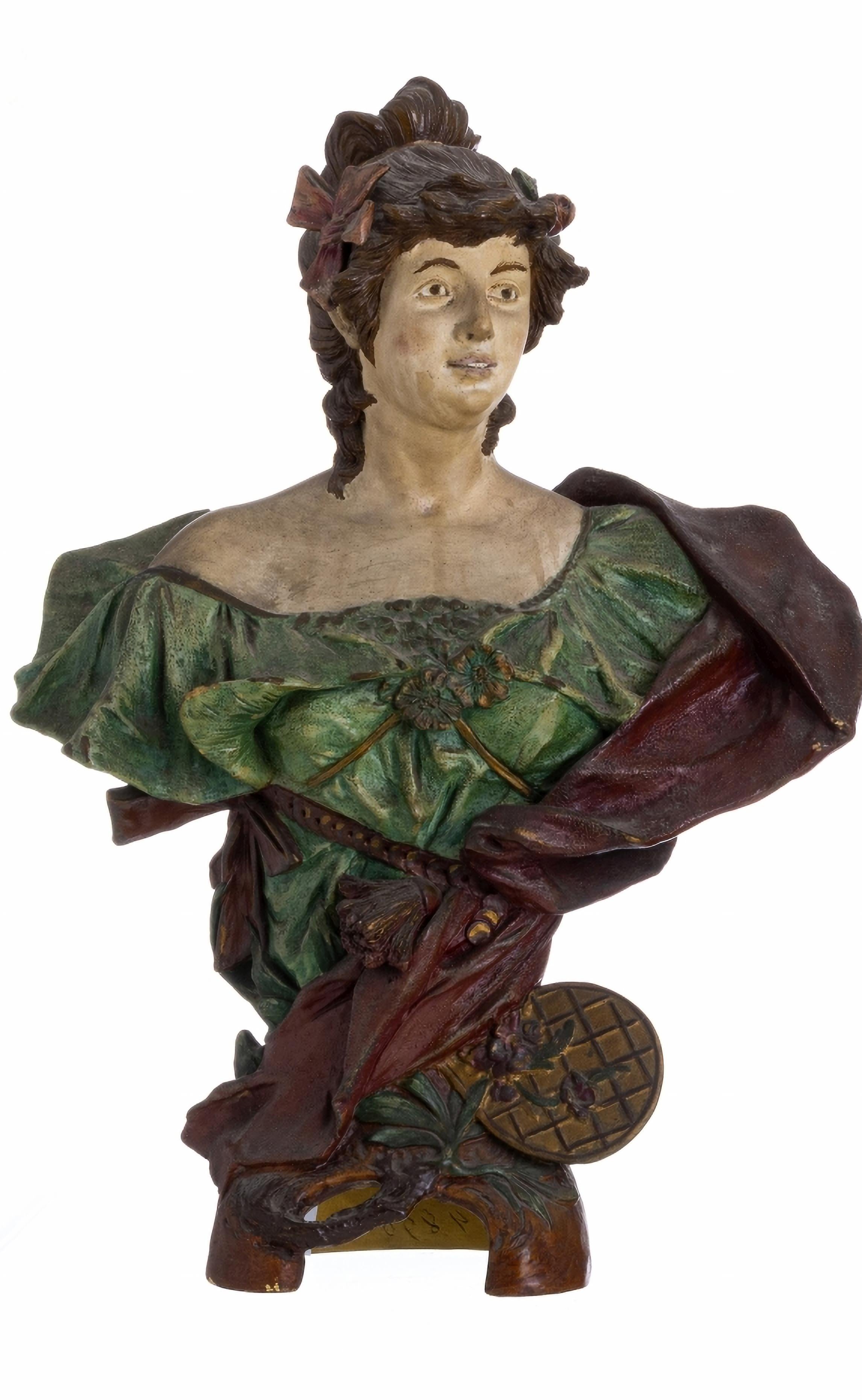 Pair of French Art Nouveau Female Busts from the Beginning of the 20th Century In Good Condition For Sale In Madrid, ES