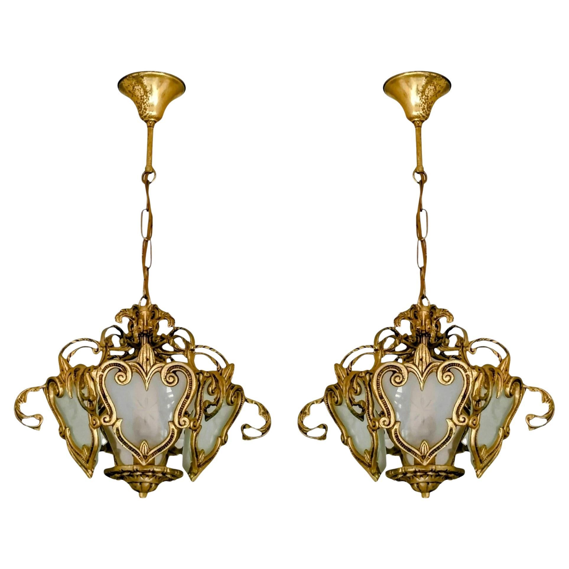 Preciosa pareja antigua de lámparas de araña francesas Art Nouveau, cada una con un raro diseño hexagonal. Los seis paneles escultóricos están enmarcados en bronce dorado finamente fundido con líneas fluidas ornamentadas y volutas, características