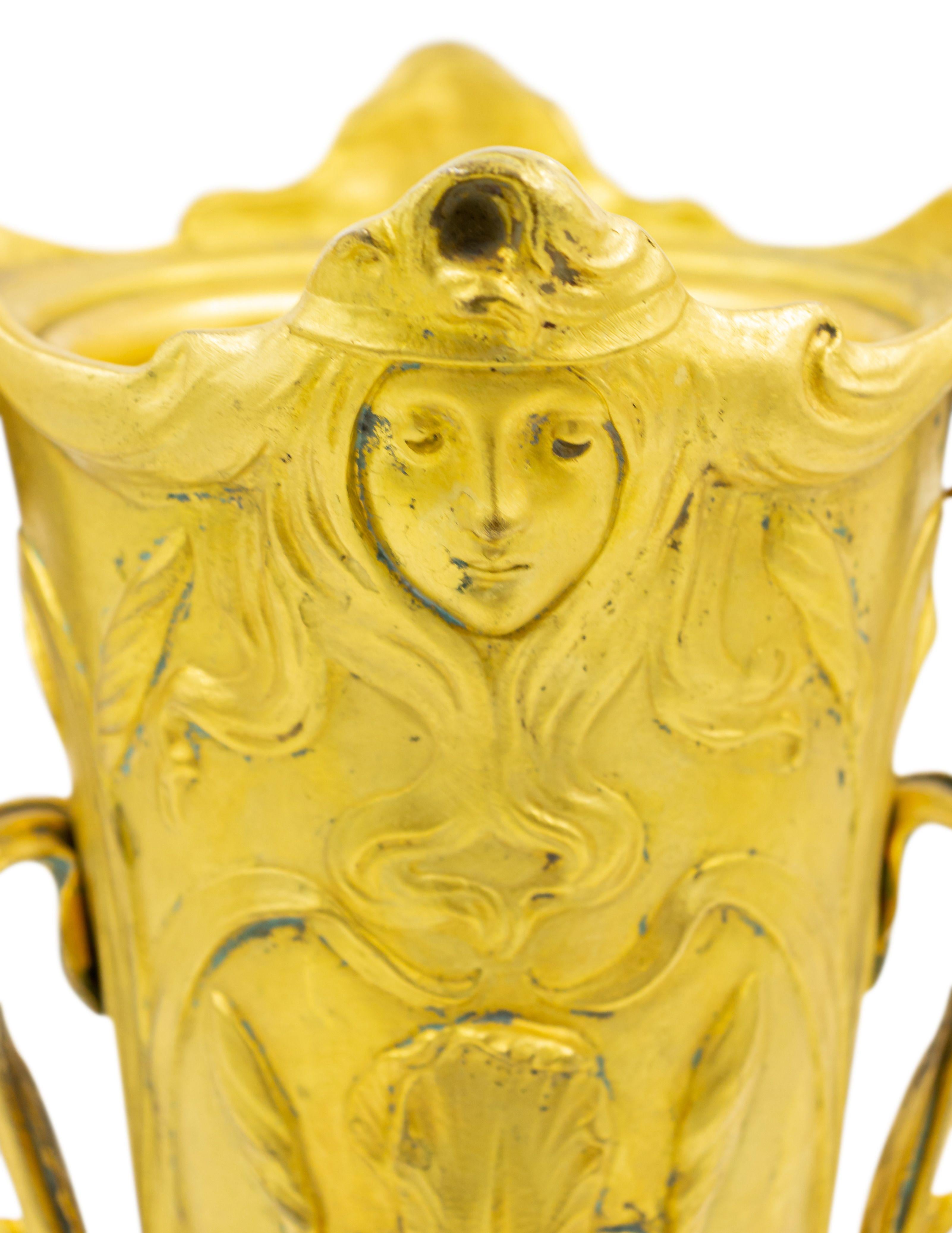 Paar französische Vasen aus vergoldeter Bronze im Jugendstil (Art nouveau) im Angebot
