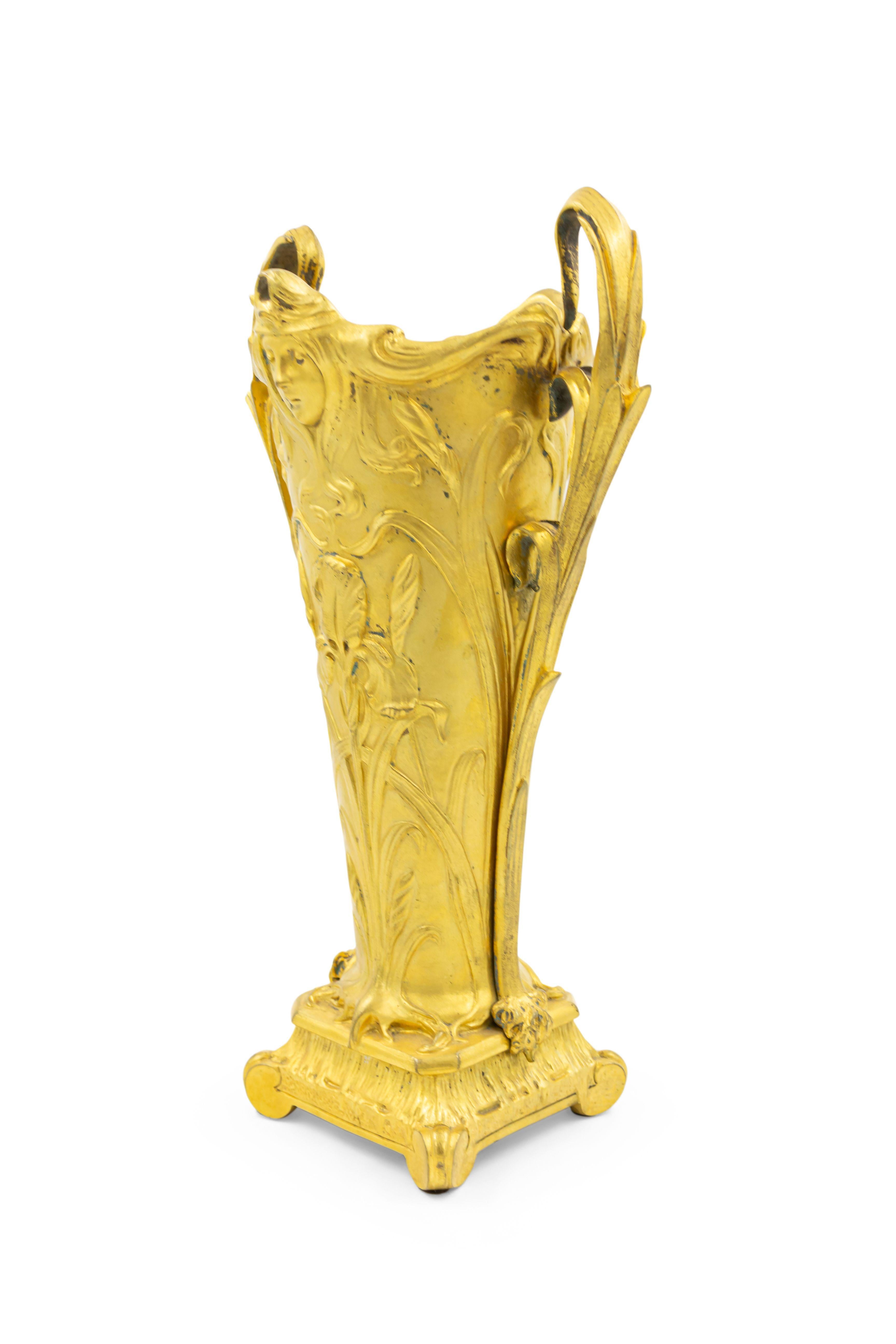 Paar französische Vasen aus vergoldeter Bronze im Jugendstil (Französisch) im Angebot