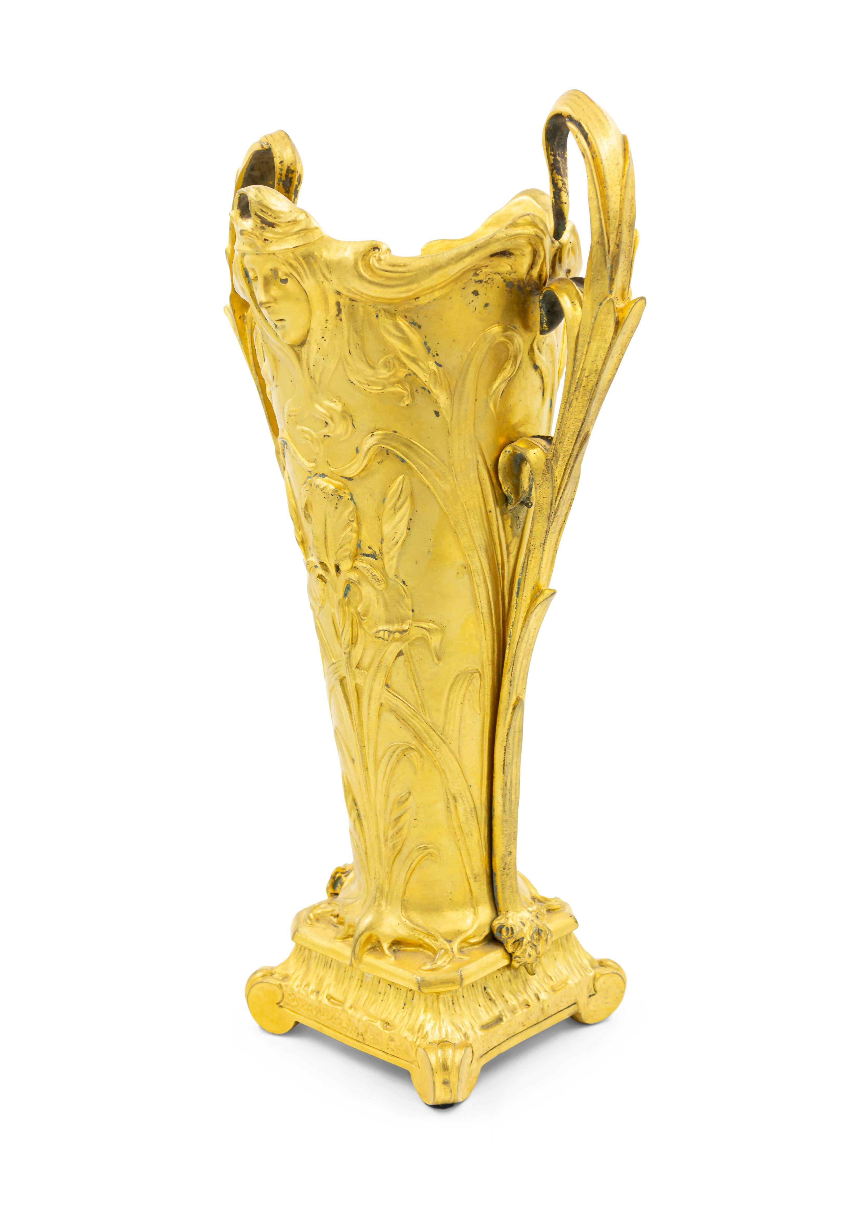 Paar französische Vasen aus vergoldeter Bronze im Jugendstil im Zustand „Gut“ im Angebot in New York, NY