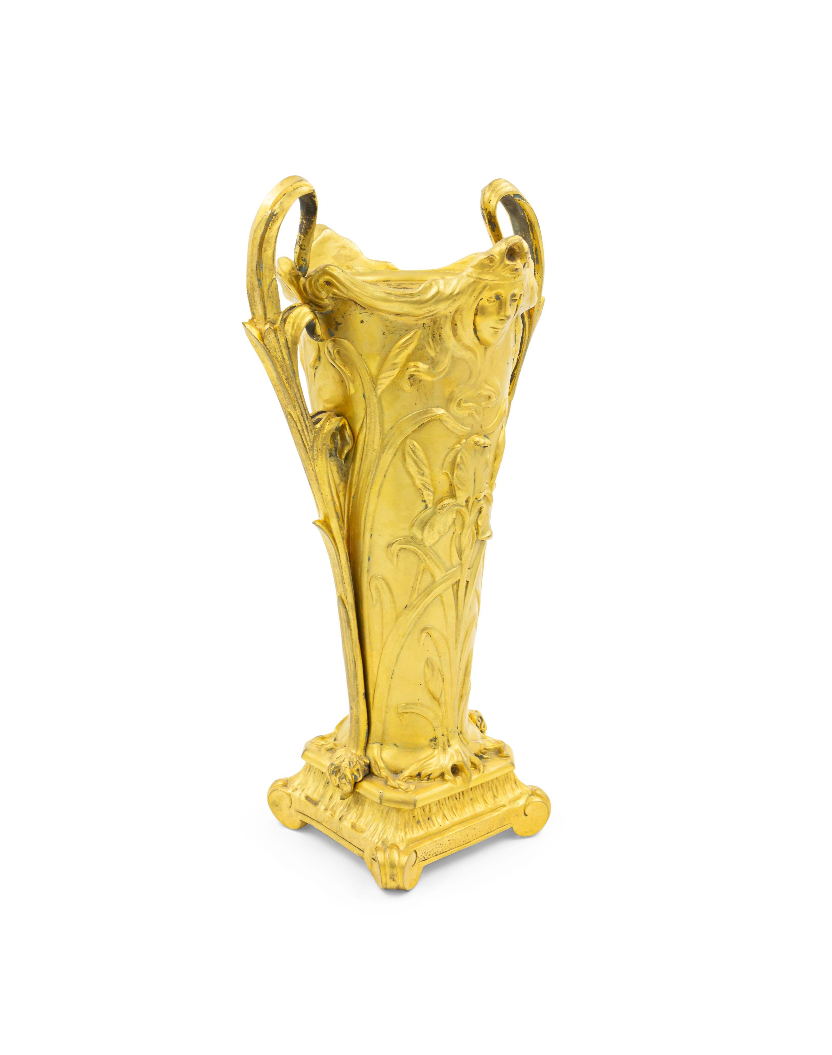 Paar französische Vasen aus vergoldeter Bronze im Jugendstil im Angebot 1