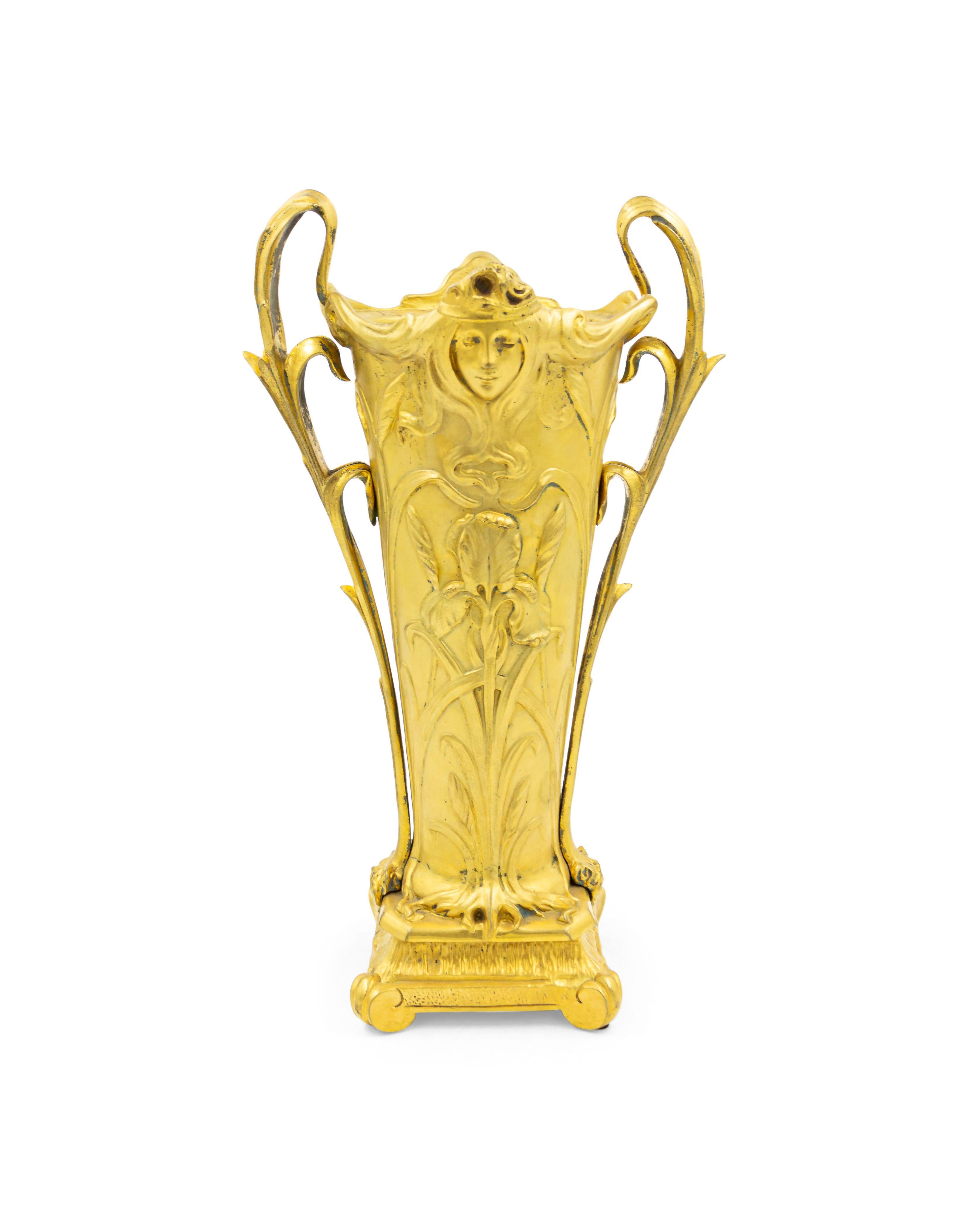 Paar französische Vasen aus vergoldeter Bronze im Jugendstil im Angebot 2