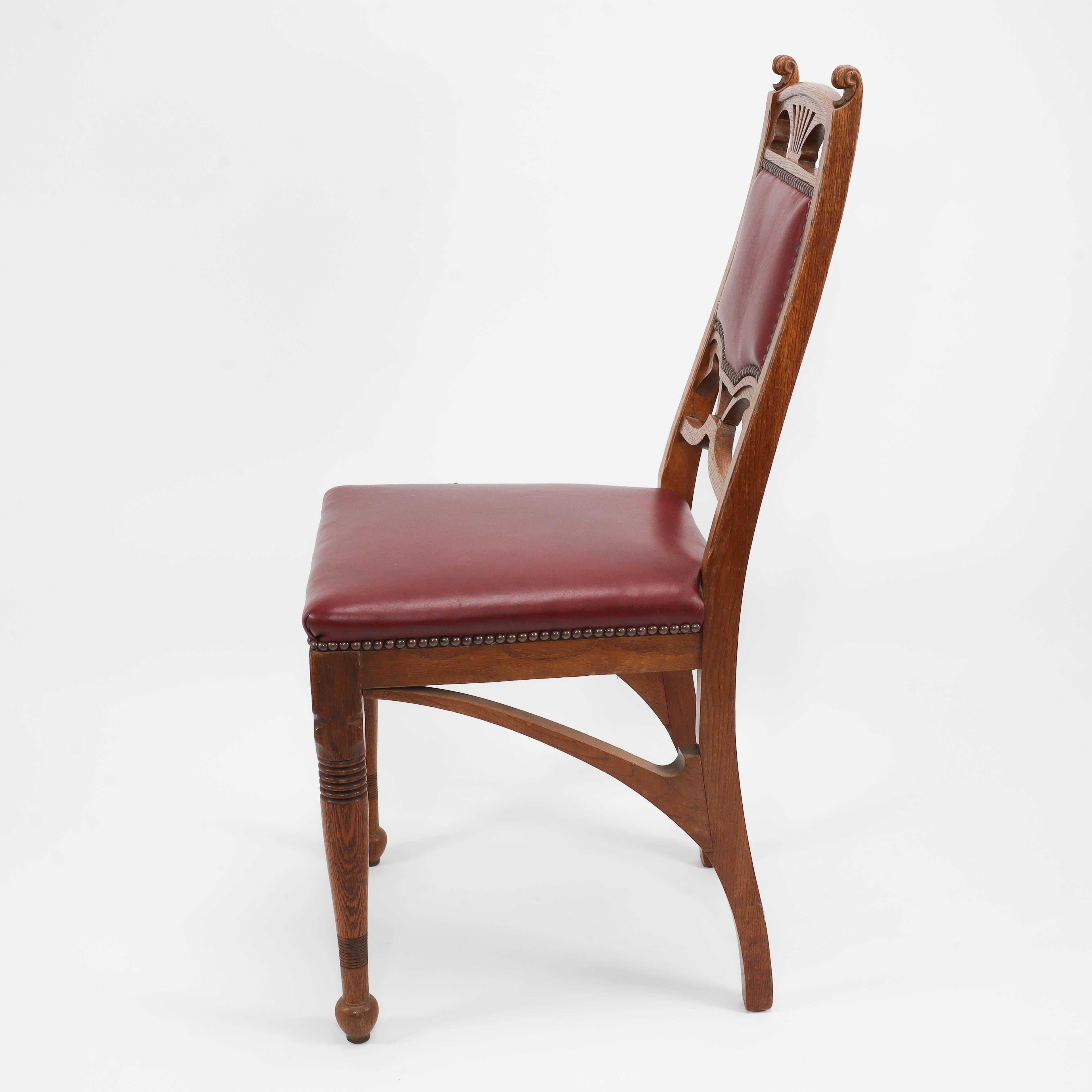 Ein Paar französische Jugendstil-Esszimmerstühle aus Eiche mit peitschenartigen Seitenträgern (Frühes 20. Jahrhundert) im Angebot