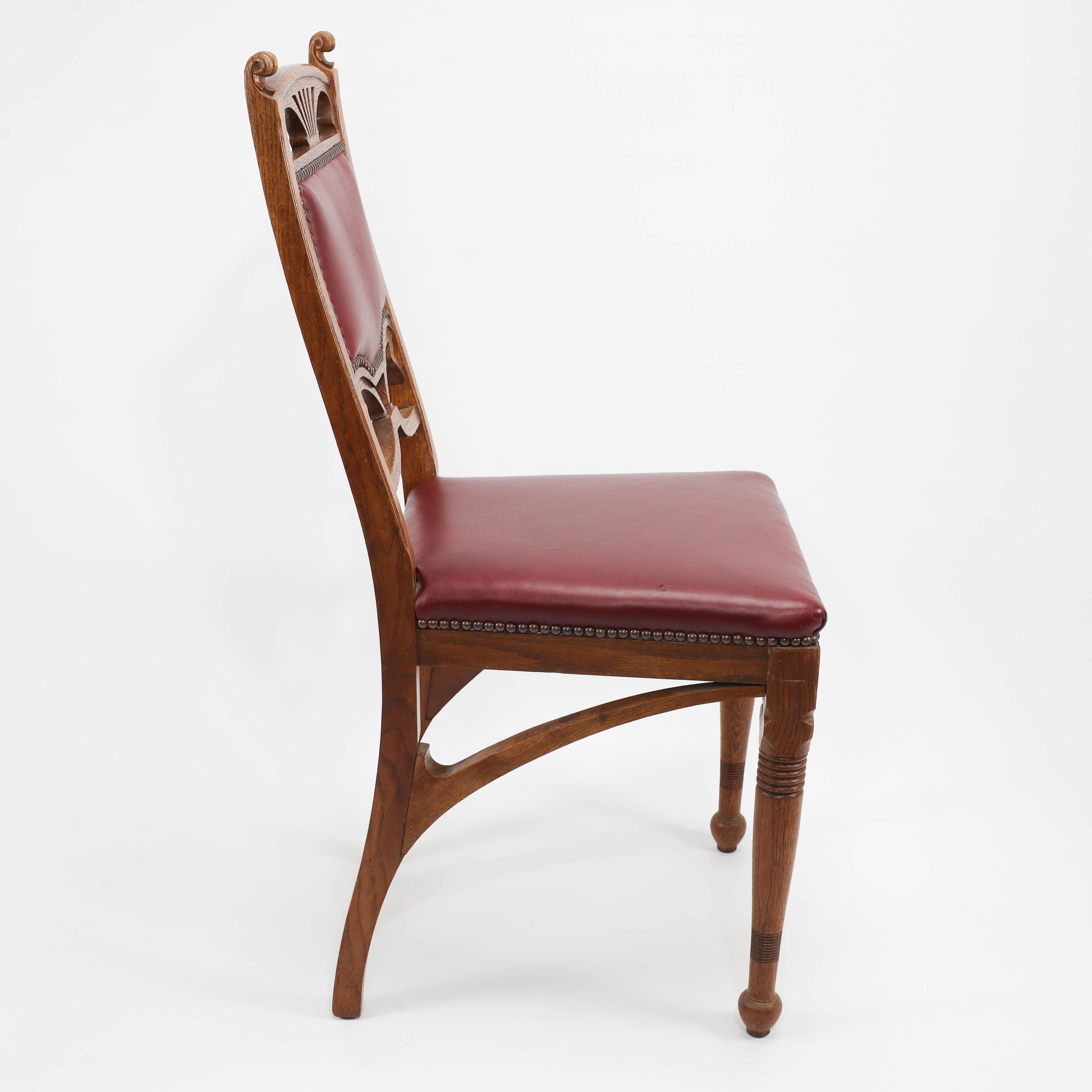 Ein Paar französische Jugendstil-Esszimmerstühle aus Eiche mit peitschenartigen Seitenträgern (Tierhaut) im Angebot