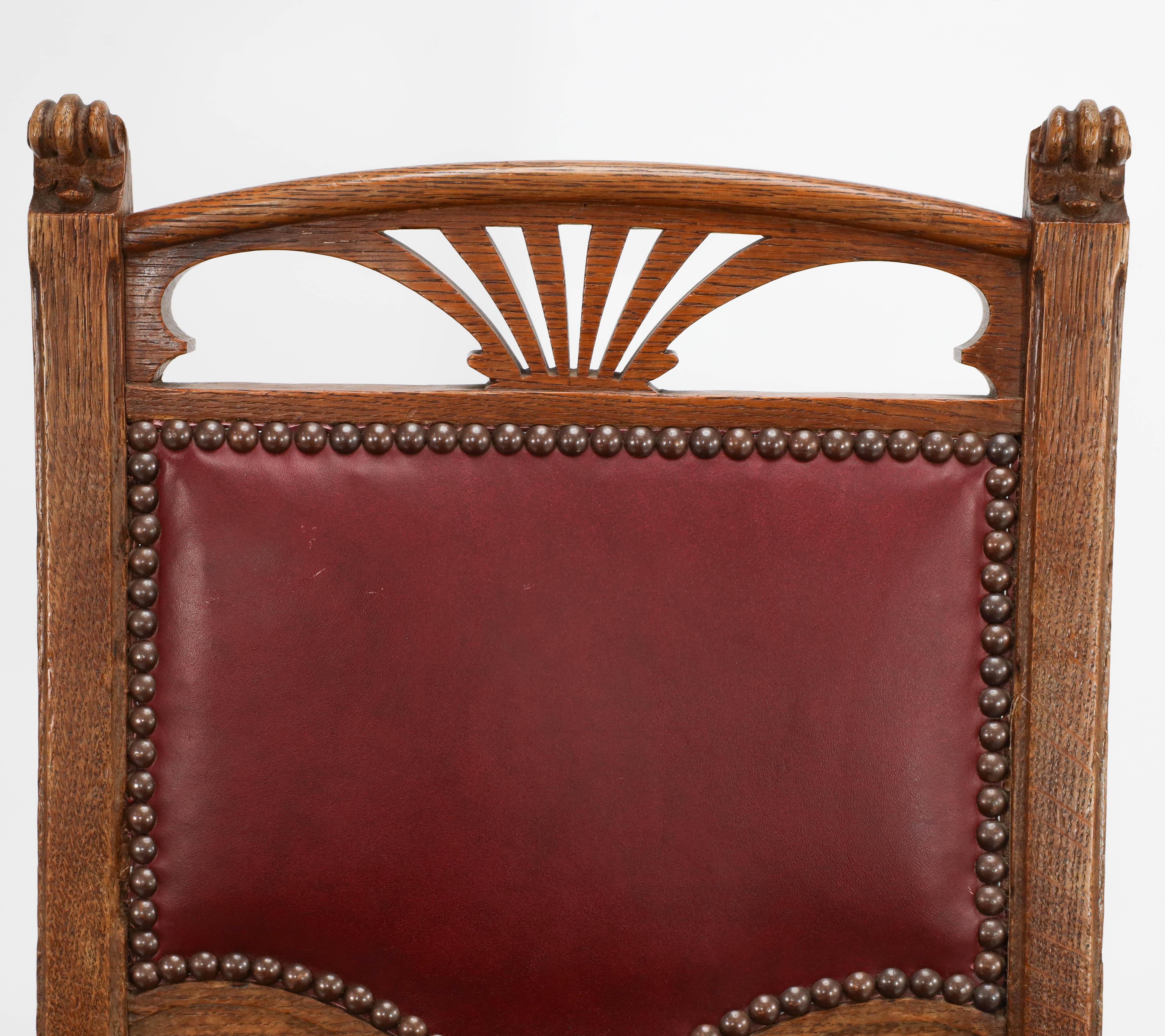 Ein Paar französische Jugendstil-Esszimmerstühle aus Eiche mit peitschenartigen Seitenträgern im Angebot 1