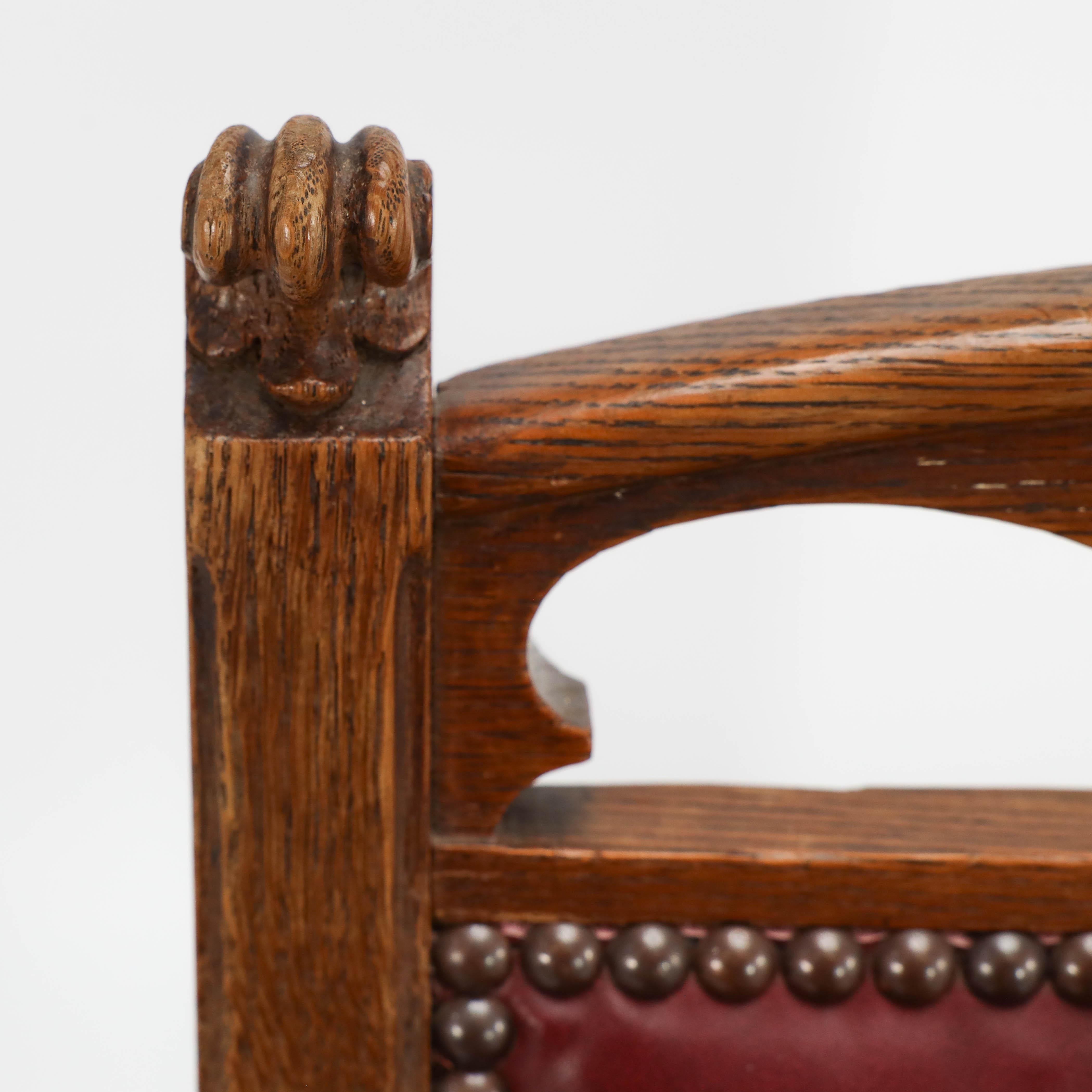 Ein Paar französische Jugendstil-Esszimmerstühle aus Eiche mit peitschenartigen Seitenträgern im Angebot 2