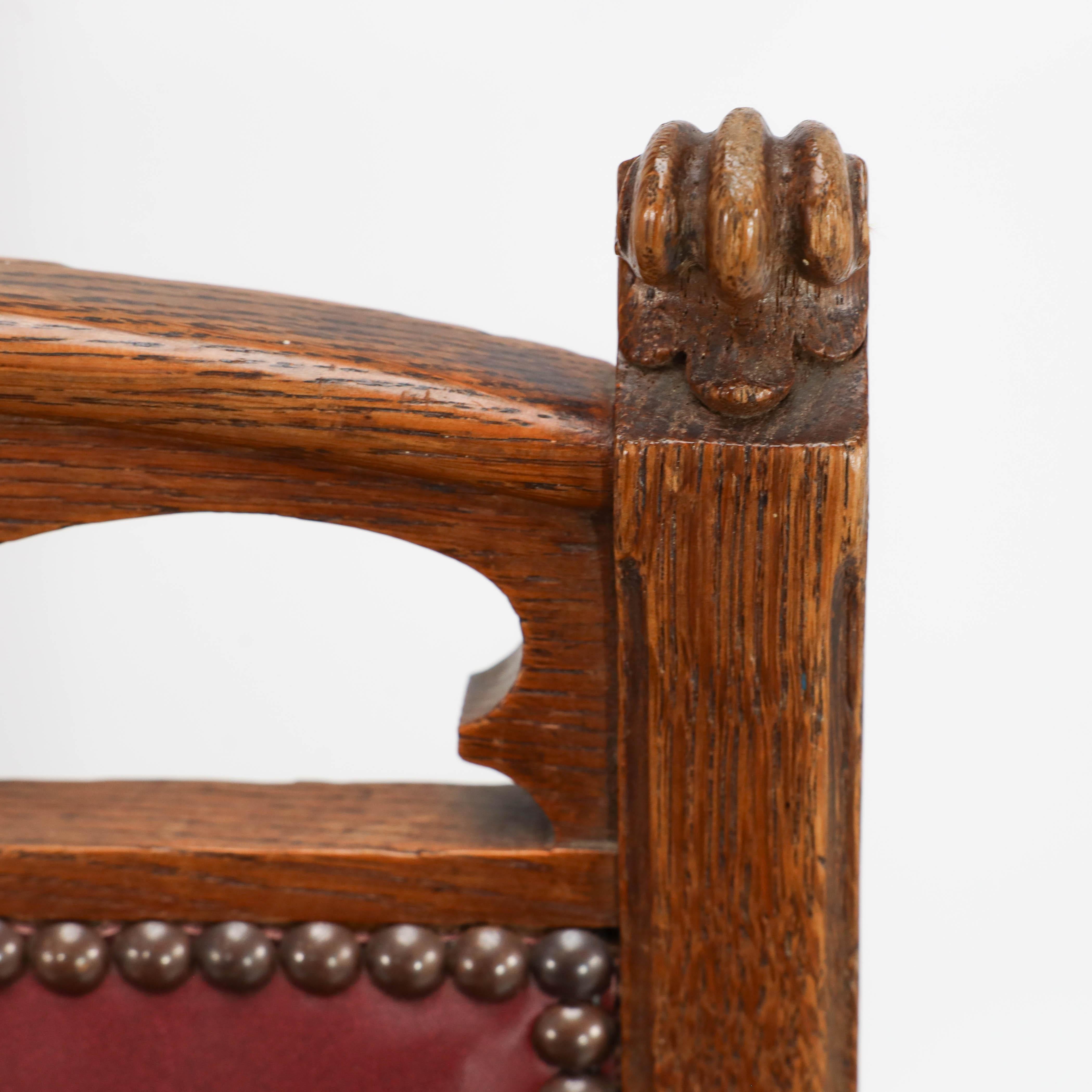 Ein Paar französische Jugendstil-Esszimmerstühle aus Eiche mit peitschenartigen Seitenträgern im Angebot 3