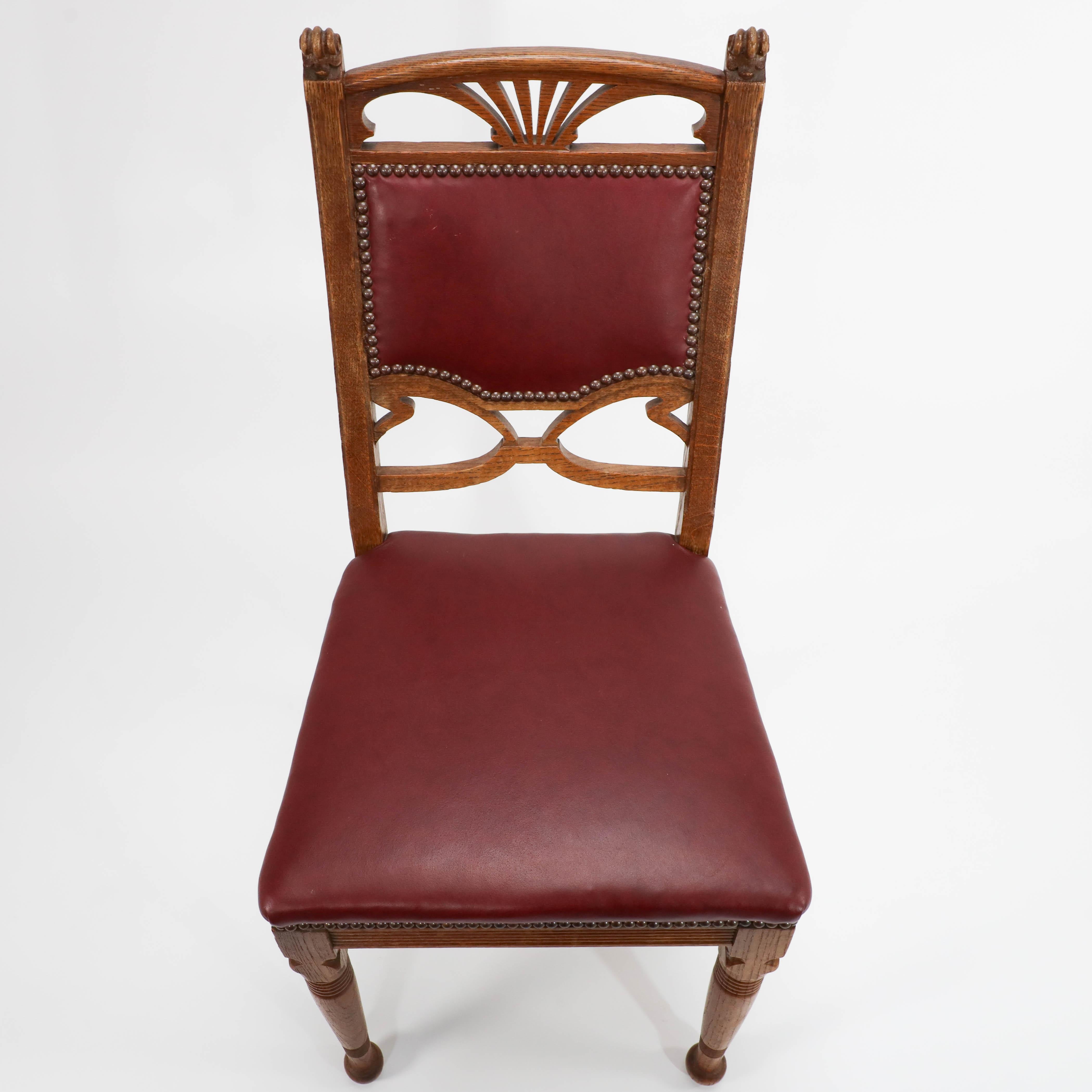 Ein Paar französische Jugendstil-Esszimmerstühle aus Eiche mit peitschenartigen Seitenträgern im Angebot 5