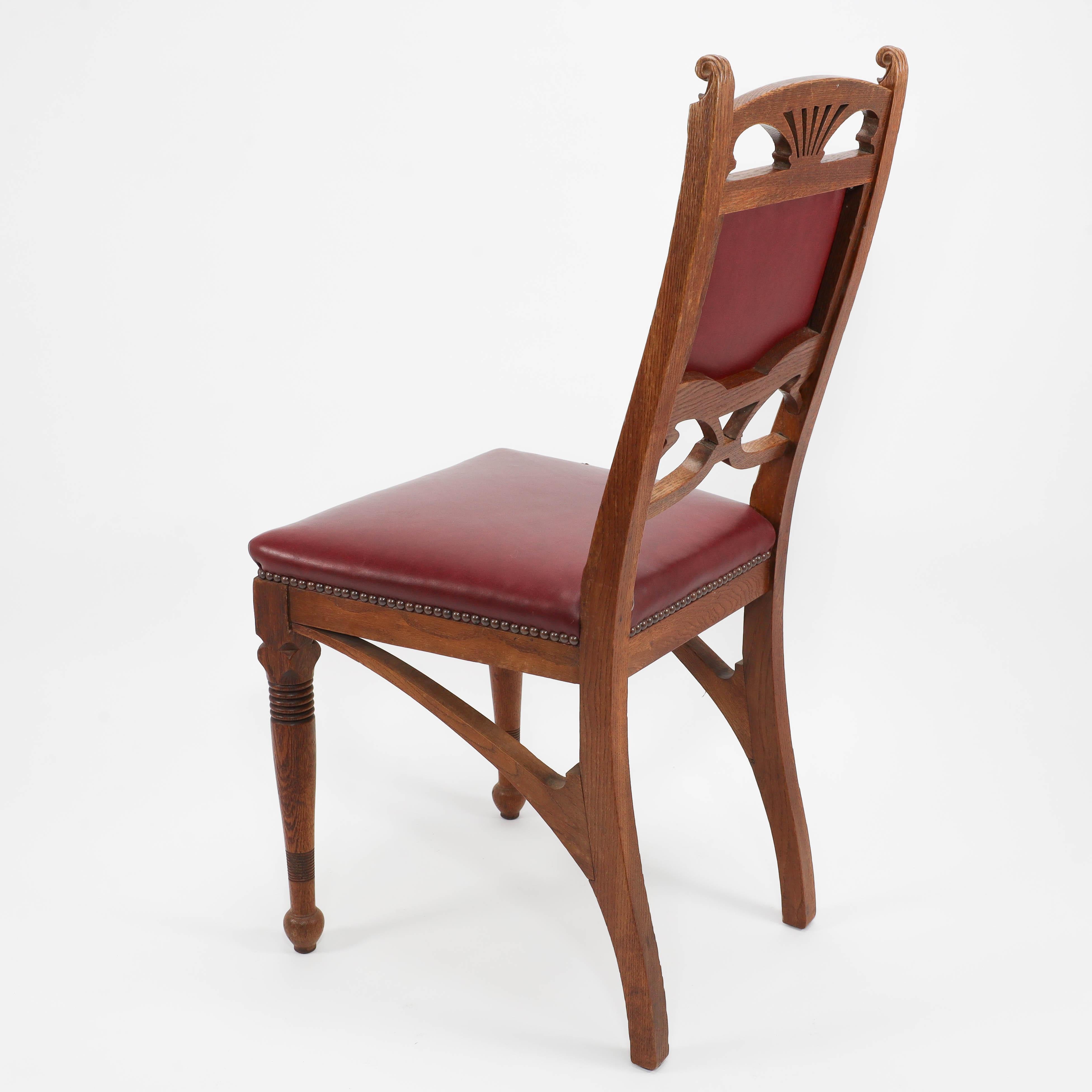 Ein Paar französische Jugendstil-Esszimmerstühle aus Eiche mit peitschenartigen Seitenträgern im Angebot 8