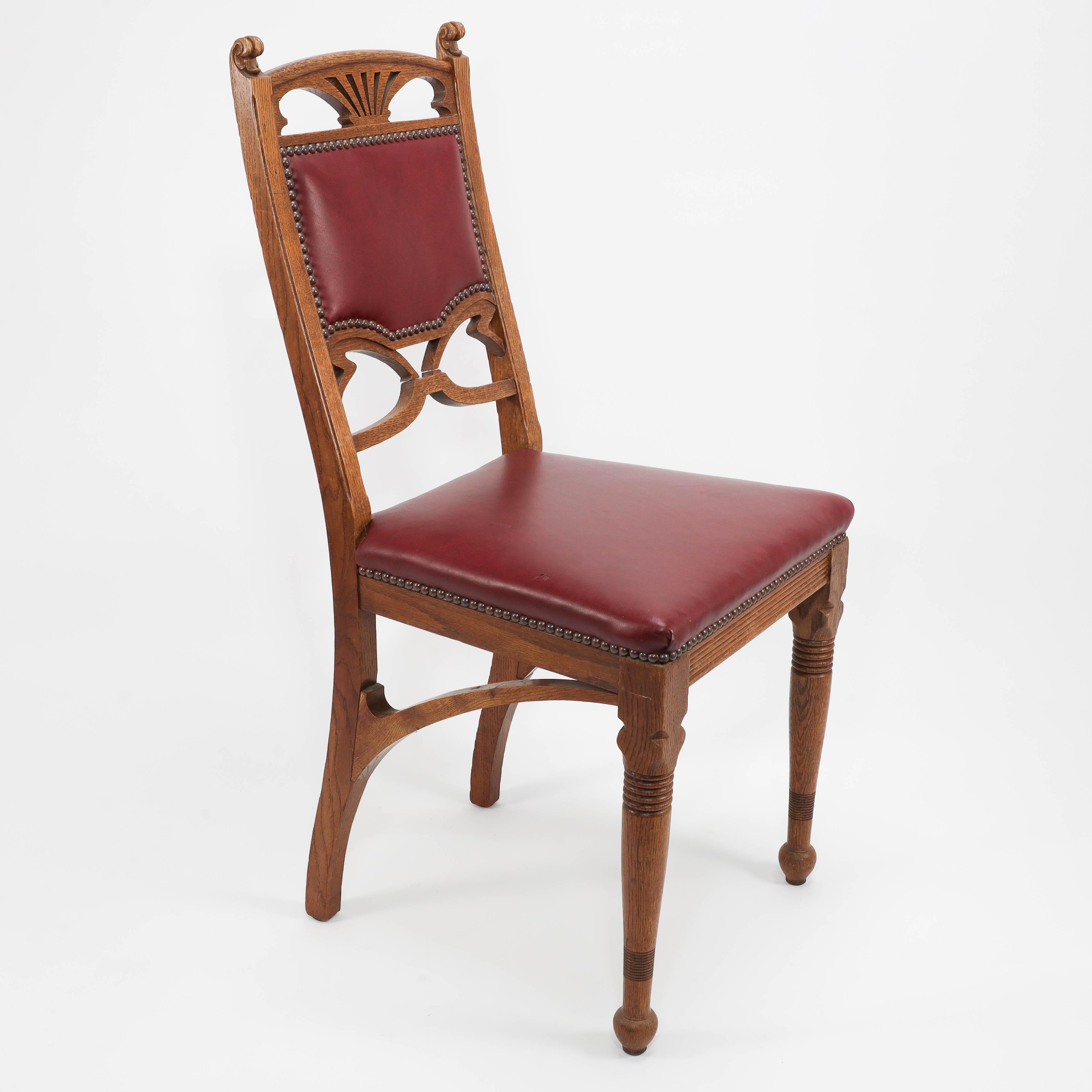 Ein Paar französische Jugendstil-Esszimmerstühle aus Eiche mit peitschenartigen Seitenträgern (Französisch) im Angebot