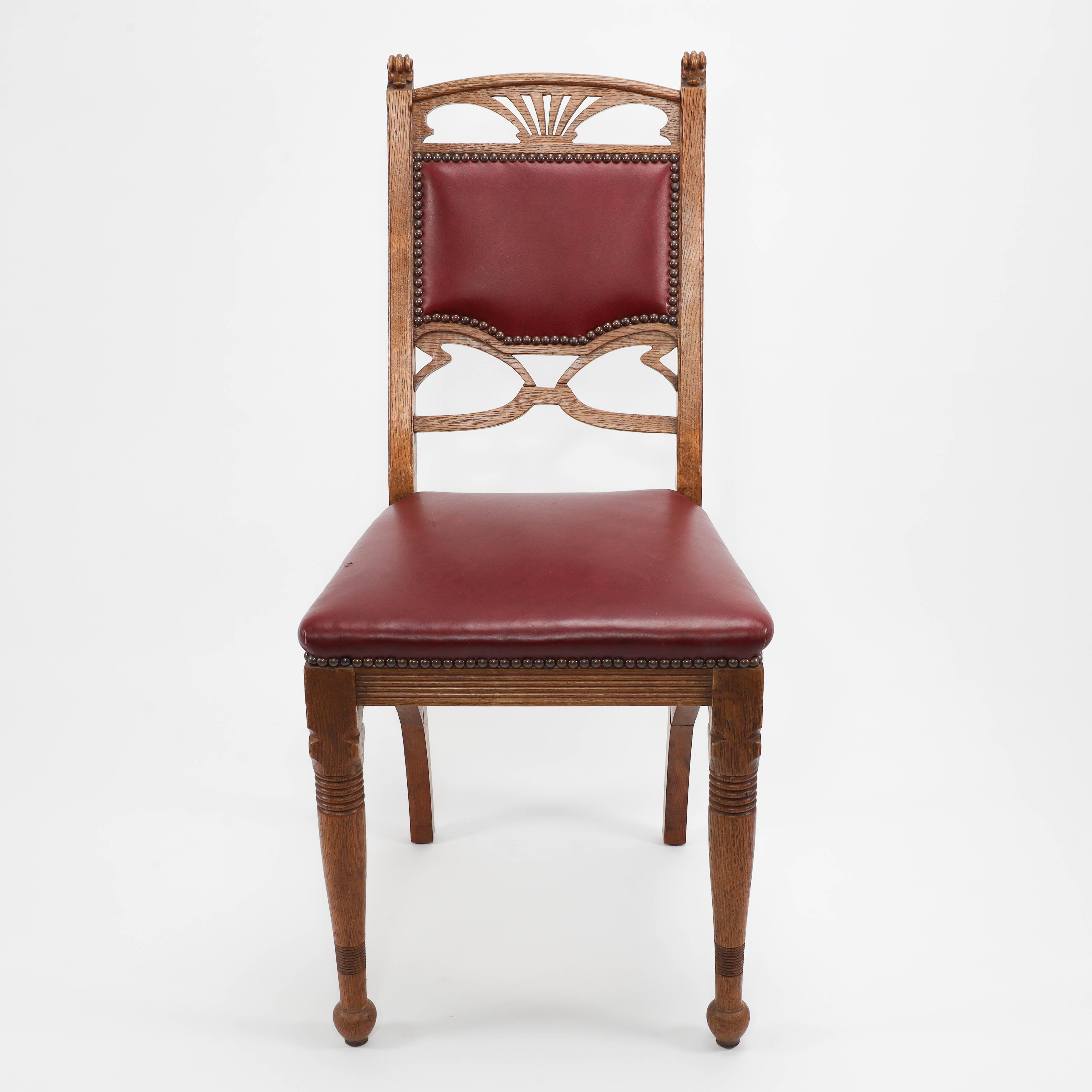 Ein Paar französische Jugendstil-Esszimmerstühle aus Eiche mit peitschenartigen Seitenträgern (Handgefertigt) im Angebot