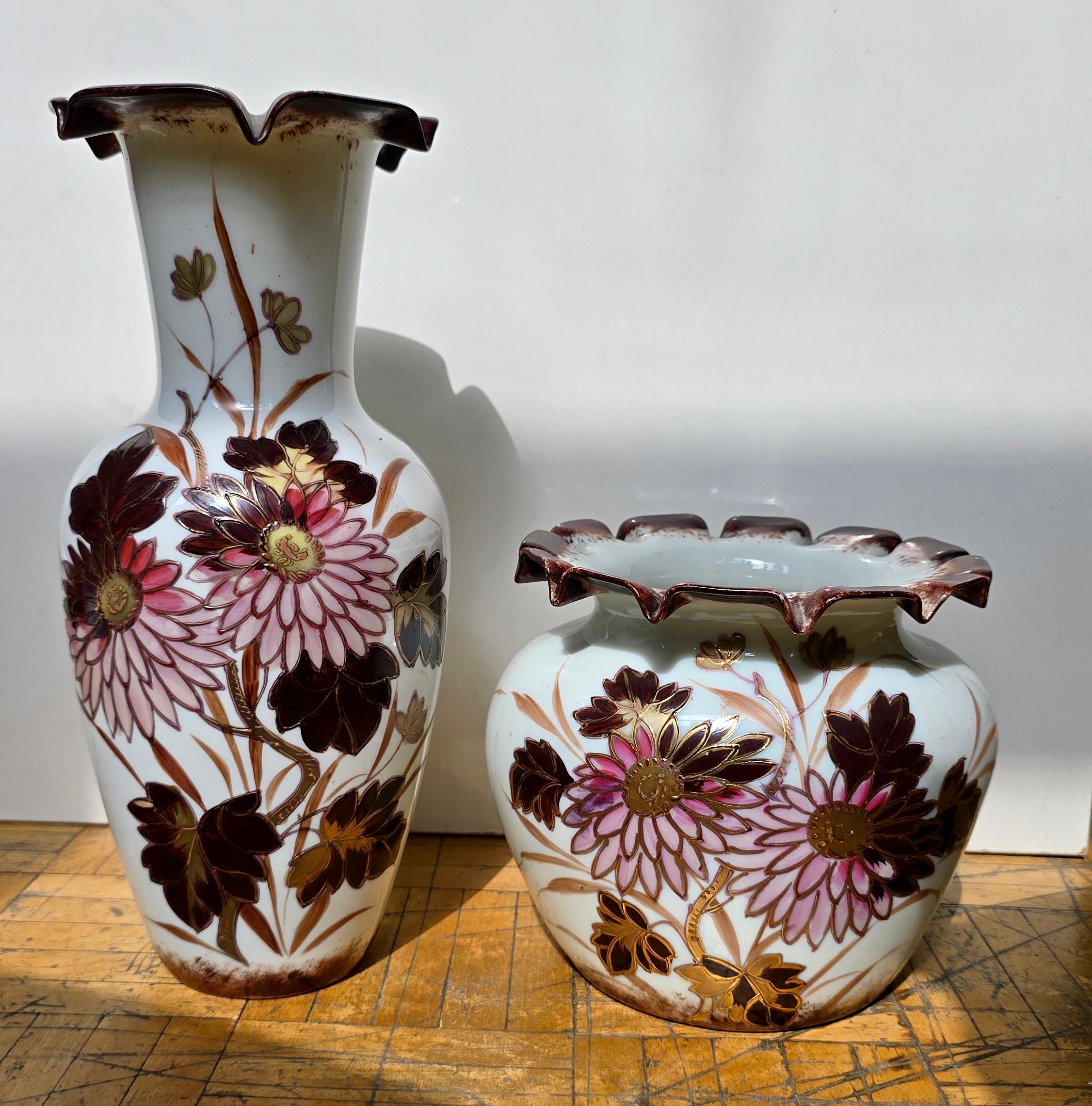 Eleganti vasi antichi in vetro opalino francese, decorati con vivaci fiori smaltati e riflessi dorati, circa 1900.

Una coppia decorativa di vasi in vetro opalino soffiato a mano, riccamente dipinti a mano con crisantemi nei toni del rosa e del