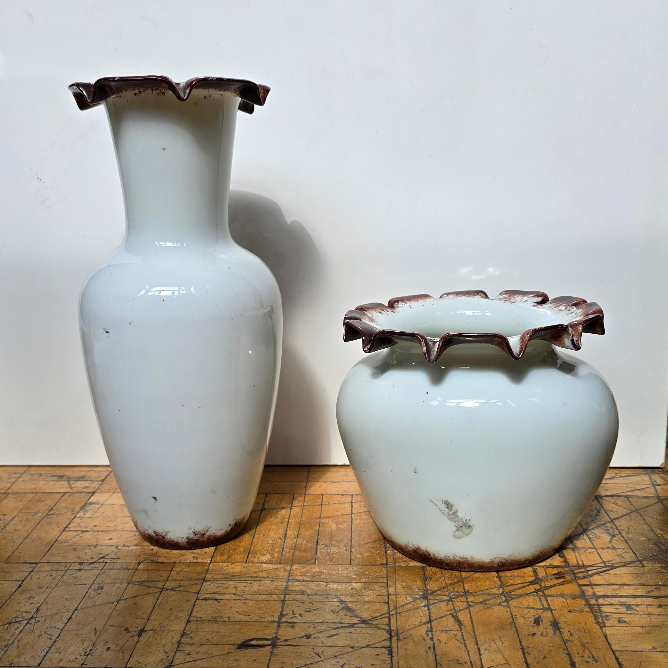 Art Nouveau Coppia di vasi in vetro opalino French Opaline con decorazioni smaltate e dorate in vendita