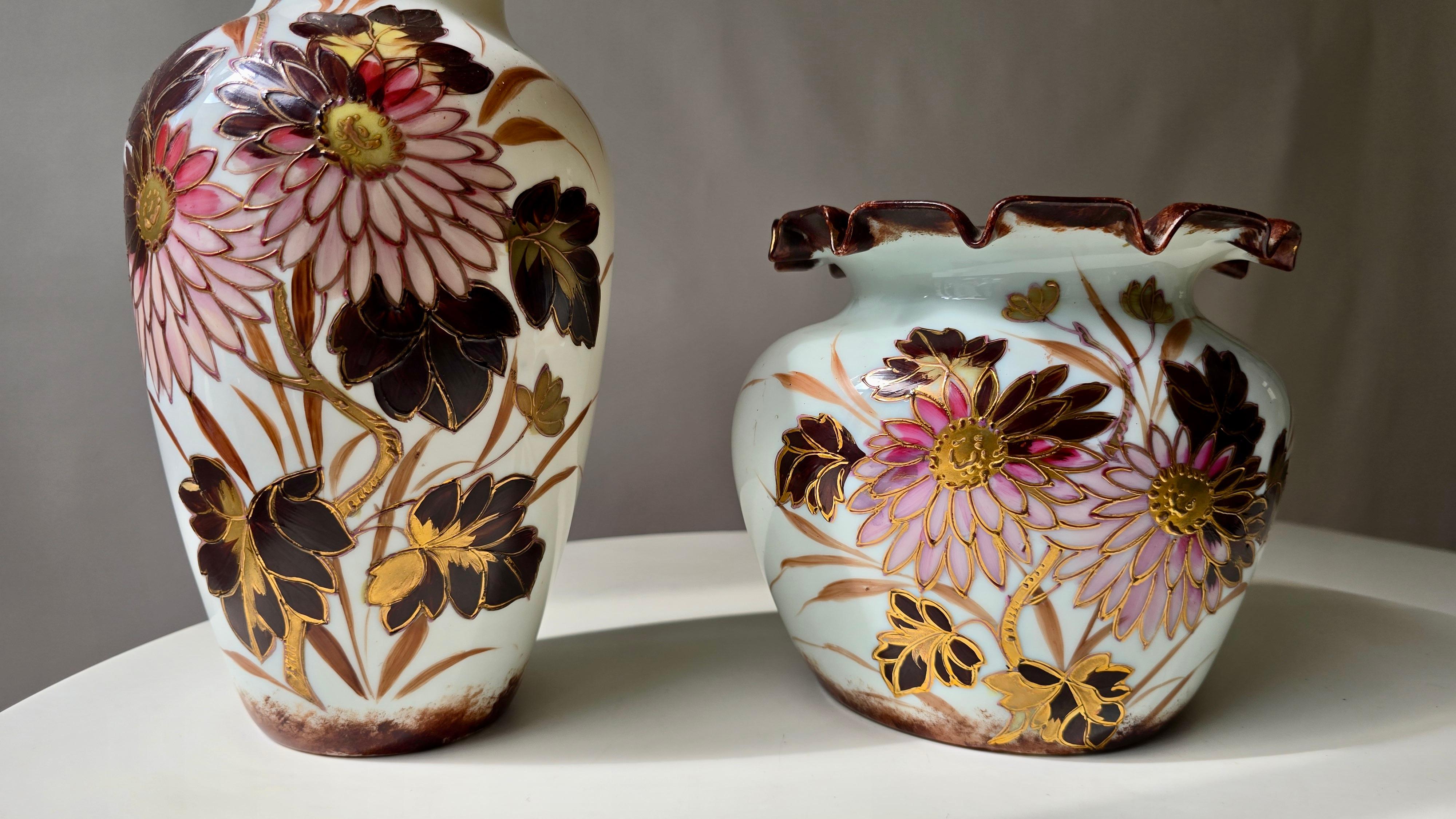 Francese Coppia di vasi in vetro opalino French Opaline con decorazioni smaltate e dorate in vendita
