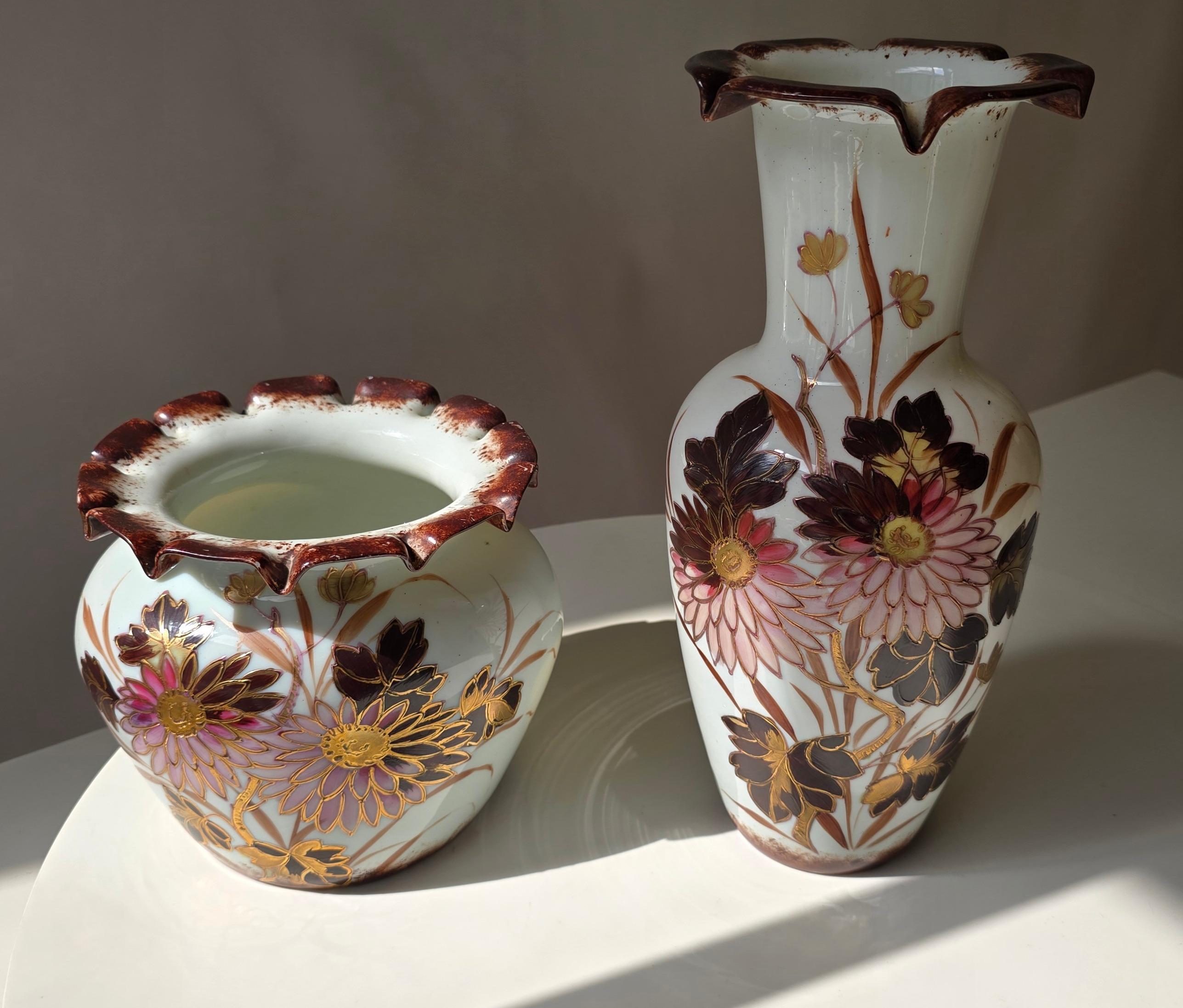 Inizio XX secolo Coppia di vasi in vetro opalino French Opaline con decorazioni smaltate e dorate in vendita