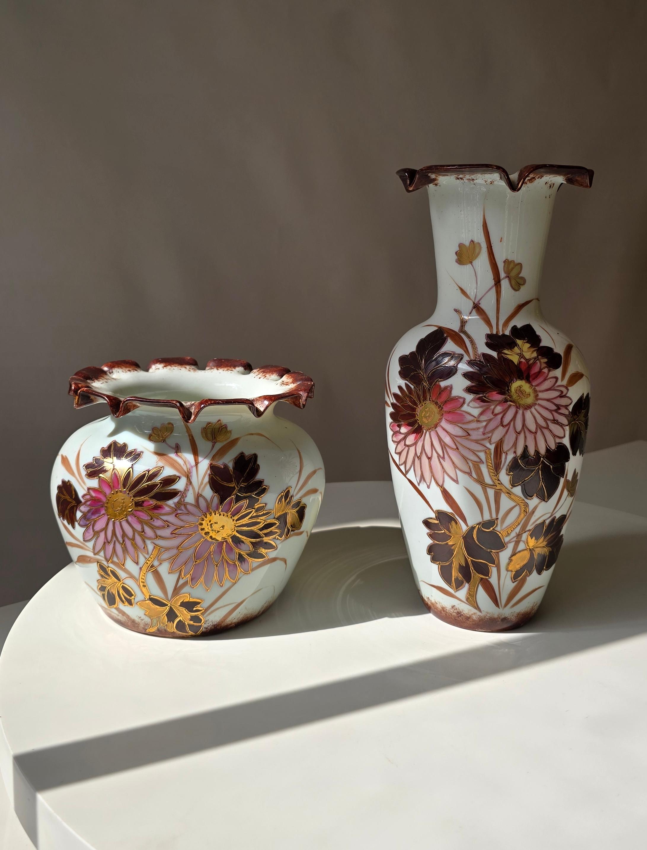 Vetro opalino Coppia di vasi in vetro opalino French Opaline con decorazioni smaltate e dorate in vendita