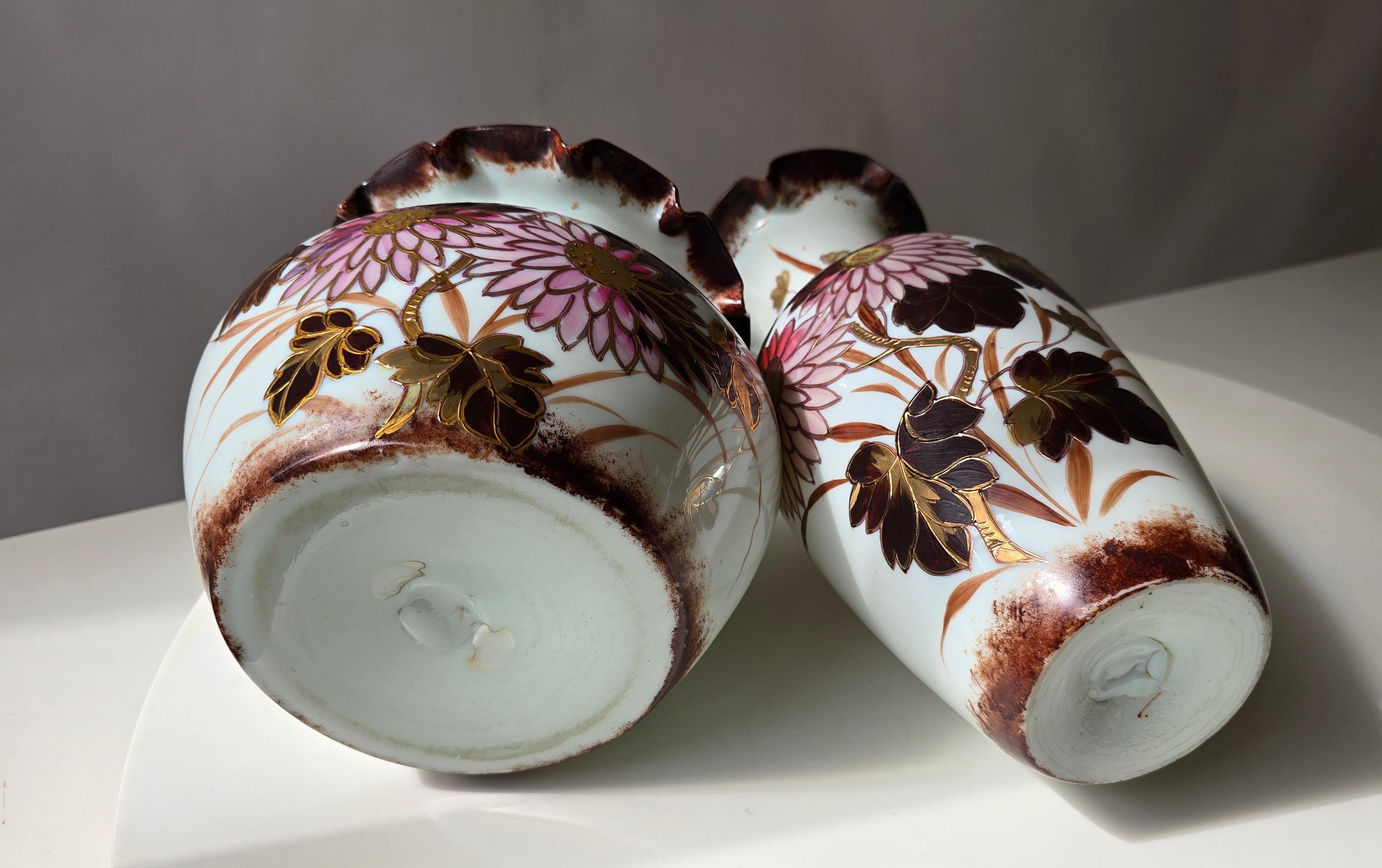 Coppia di vasi in vetro opalino French Opaline con decorazioni smaltate e dorate in vendita 1