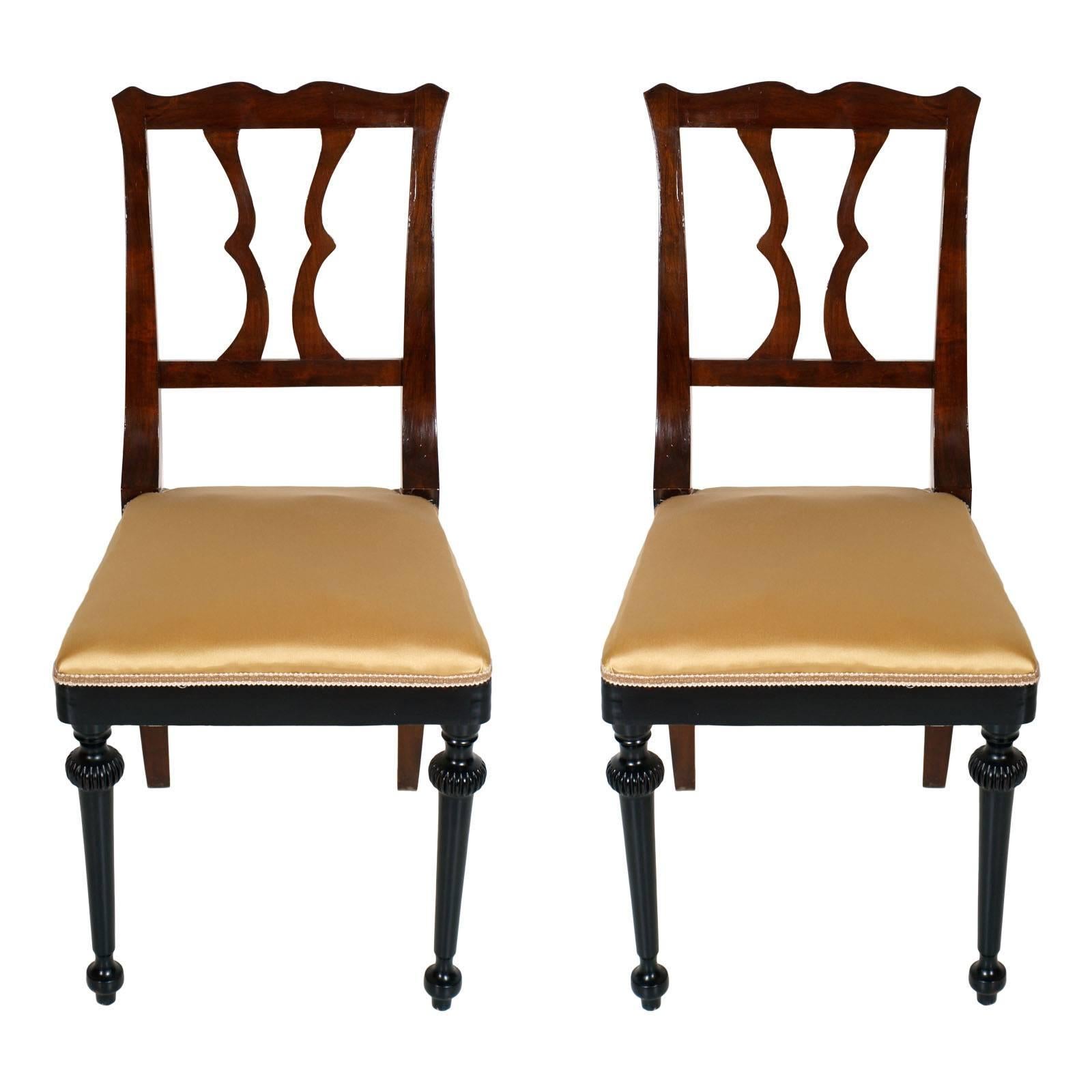 Zwei französische neoklassizistische Beistellstühle aus Nussbaumholz in zweifarbigem Design  Wachs wax poliert im Angebot