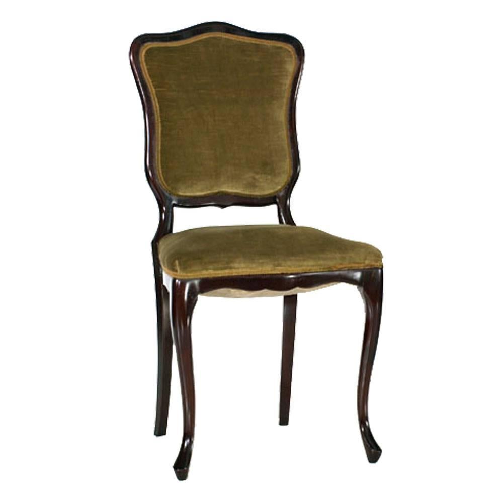 Paire de chaises d'appoint Art Nouveau en acajou massif des années 1910, assise à ressort d'origine, tapissée de velours vert, seulement cirée.
La tapisserie est encore utilisable, mais nous pouvons la refaire avec le tissu de votre choix,