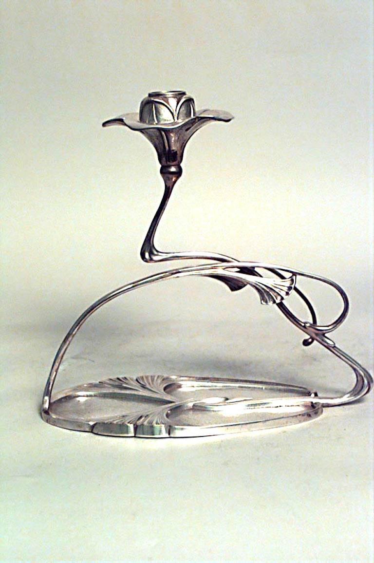 Paire de chandeliers Art Nouveau en métal argenté à motif floral en coup de fouet sur base ovale (PRIX POUR LA PAIRE)

