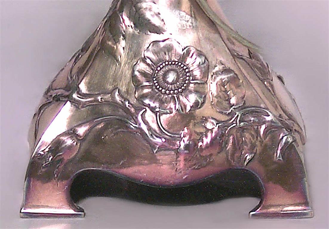 Paire de candélabres Art Nouveau français à deux bras en métal argenté avec relief floral et boucle sur quatre pieds (câblés pour l'électricité) (PRIX PAR PAIRE)
