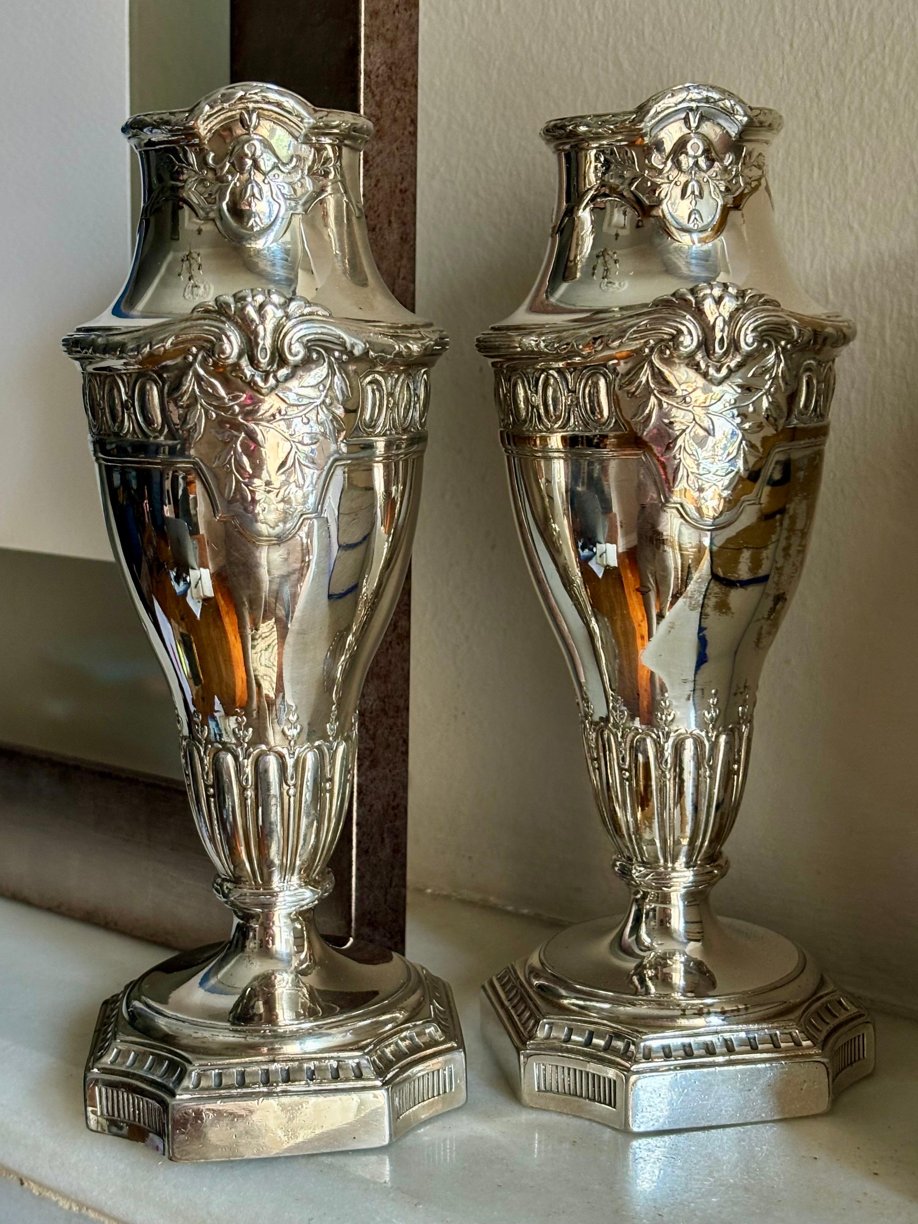 Coppia di vasi da fiori francesi in stile Art Nouveau placcati in argento (1910-1920).
In piedi, realizzato da un raffinato argentiere francese, ornato con motivi geometrici e ornamenti vegetali. In ottime condizioni.
Entrambi i vasi hanno i
