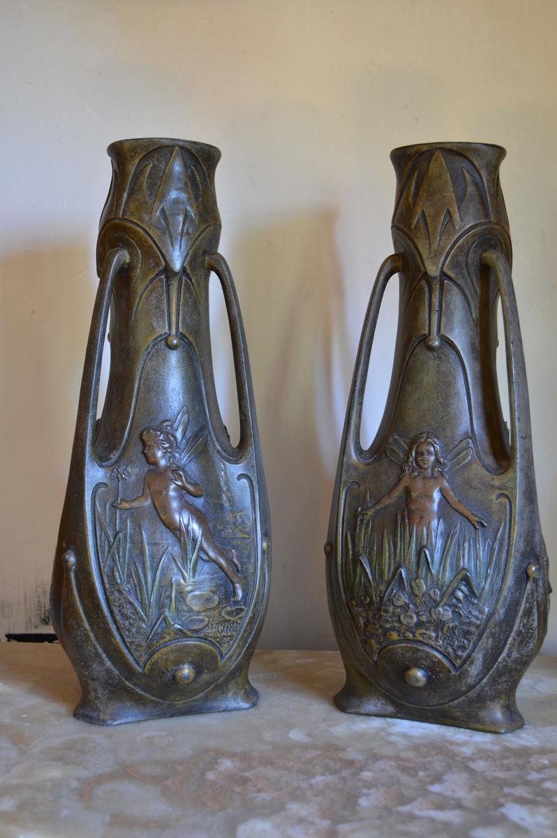 Pair of Art Nouveau vases, by Jean Garnier (1853-1910).

Beautiful pieces, each vase includes three different scenes representing Fairies evolving in lake landscapes.

Signature of the artist (J.GARNIER) on each scene.

In patinated spelter,
