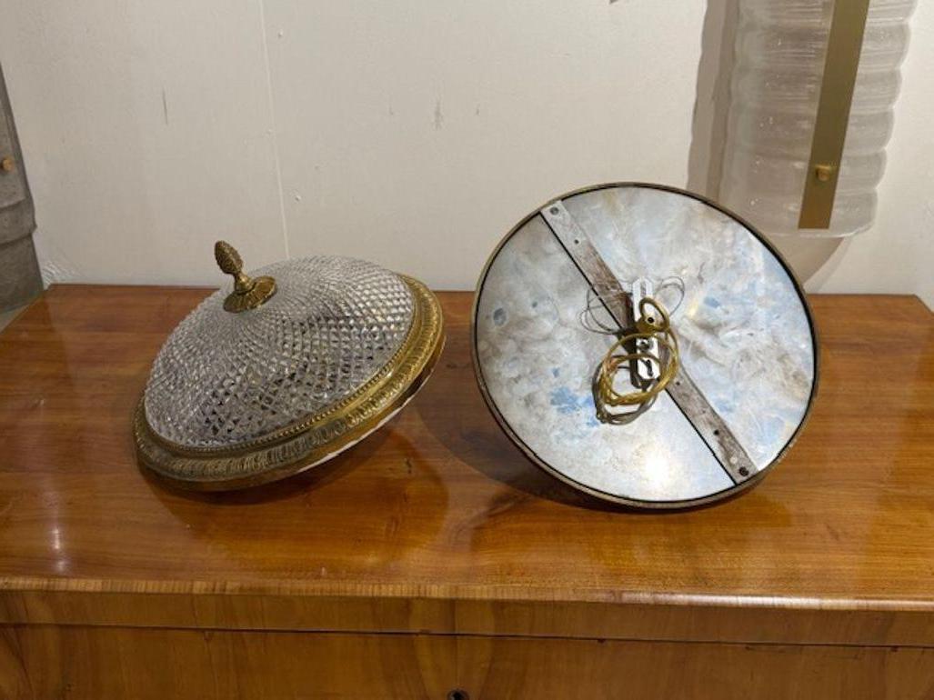 Bonne paire d'encastrés de style Baccarat en bronze doré et cristal. Les montures encastrées en bronze doré et en cristal à la manière de Baccarat sont des joyaux de plafond intemporels qui confèrent de la grandeur aux espaces les plus intimes.