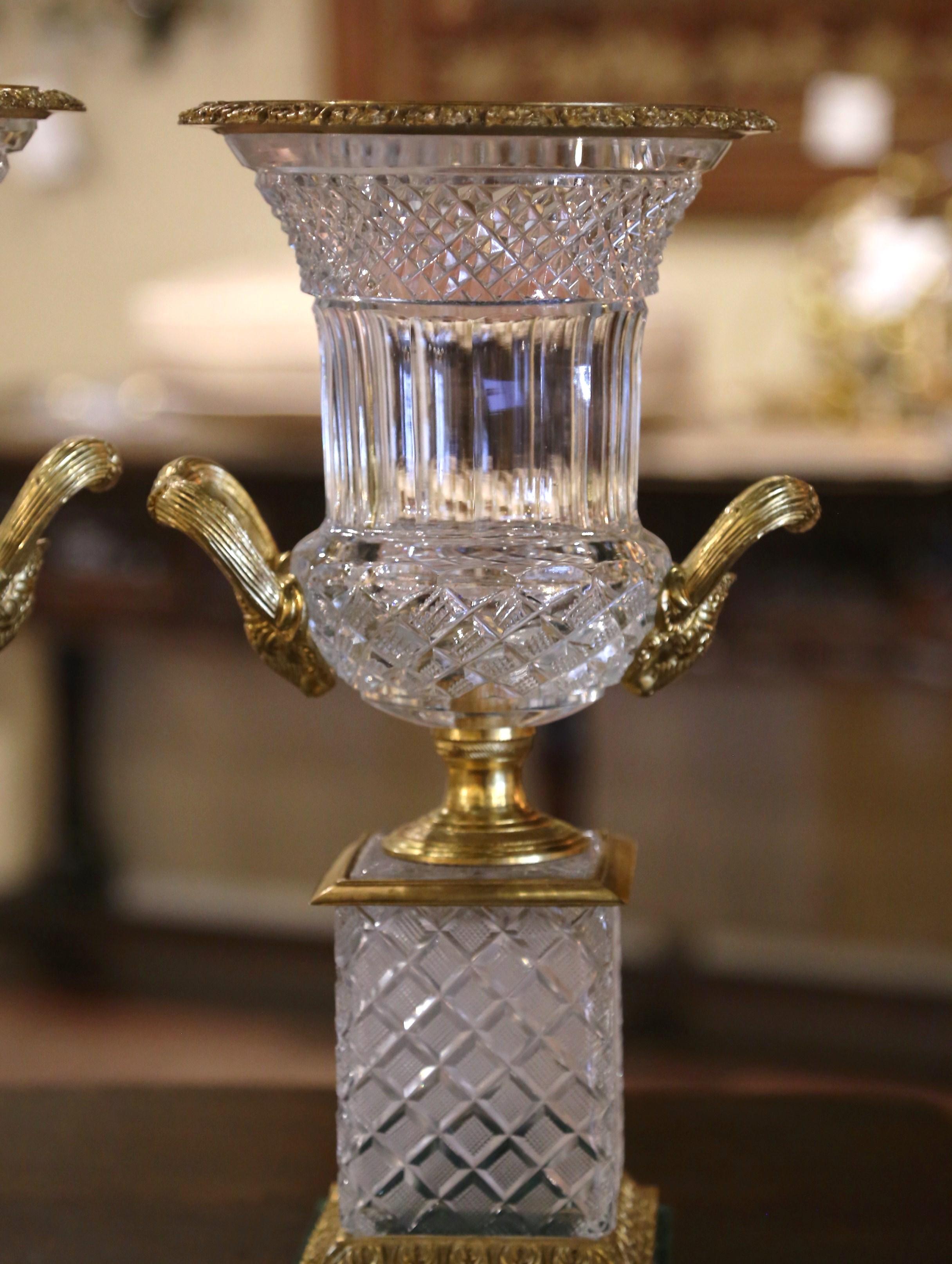 Néoclassique Paire d'urnes de style Baccarat en verre taillé et bronze doré sur socle en malachite en vente
