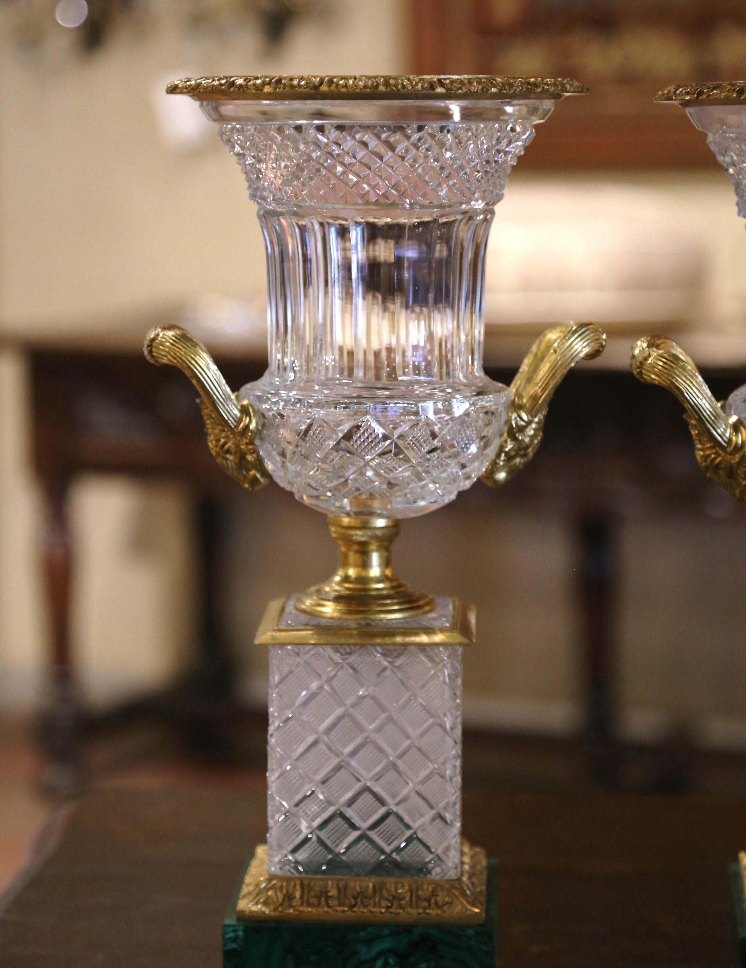 Français Paire d'urnes de style Baccarat en verre taillé et bronze doré sur socle en malachite en vente