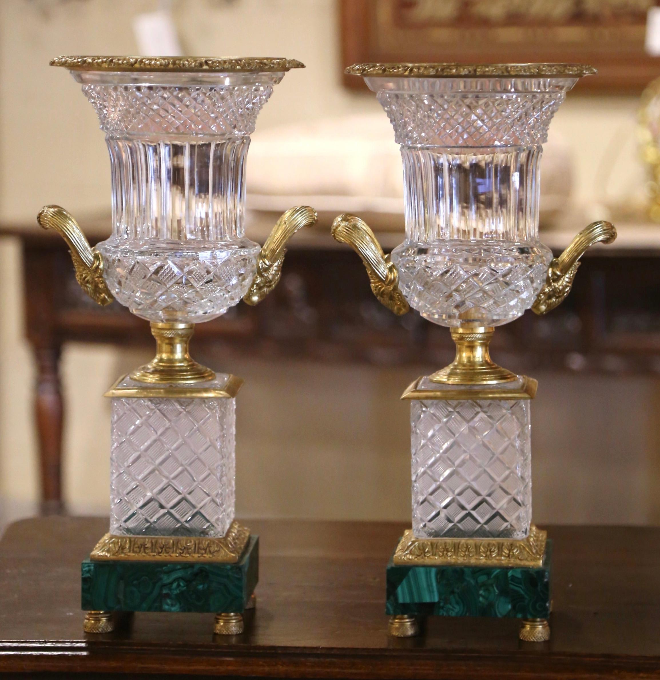 Doré Paire d'urnes de style Baccarat en verre taillé et bronze doré sur socle en malachite en vente