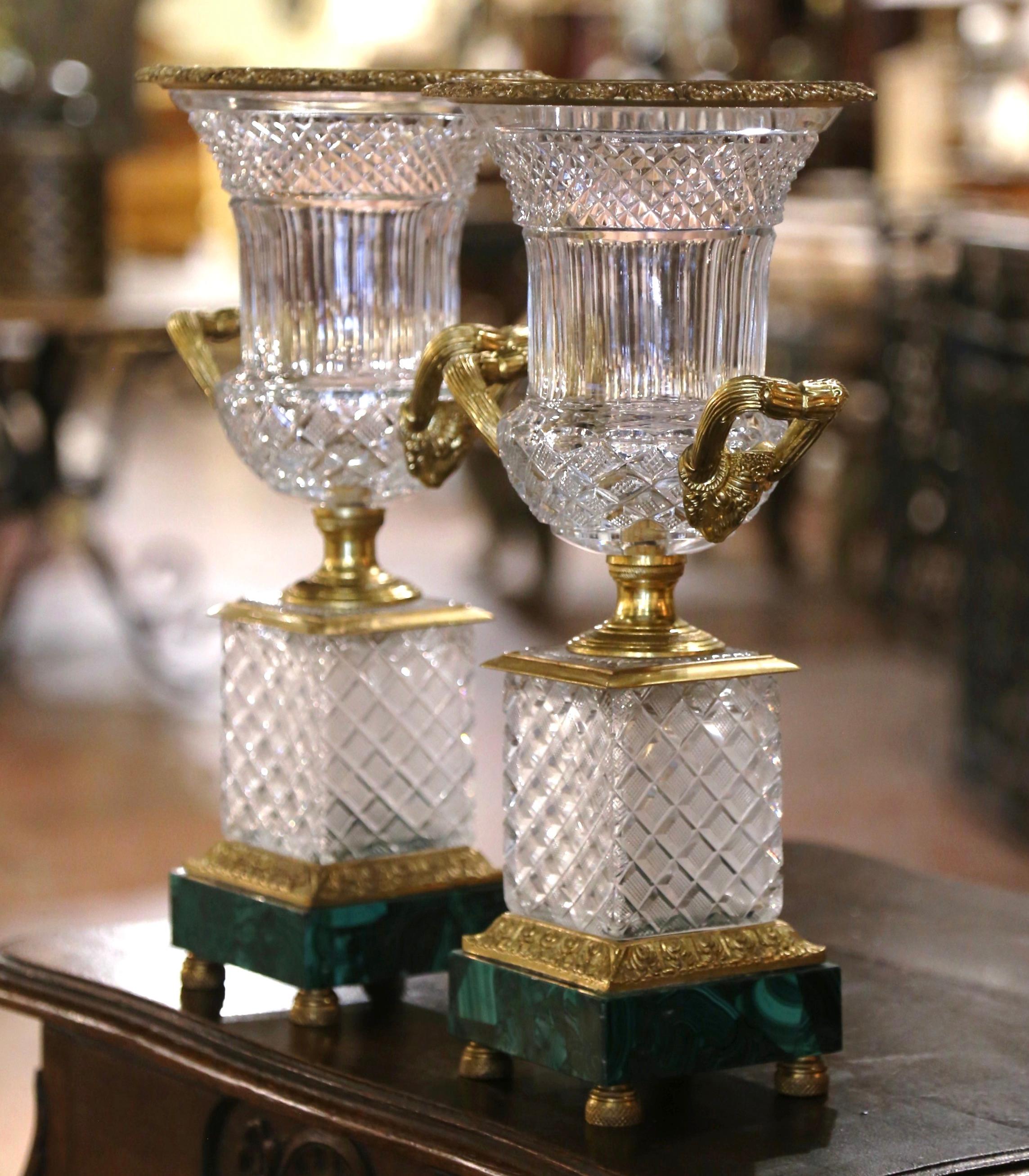 Paire d'urnes de style Baccarat en verre taillé et bronze doré sur socle en malachite Excellent état - En vente à Dallas, TX