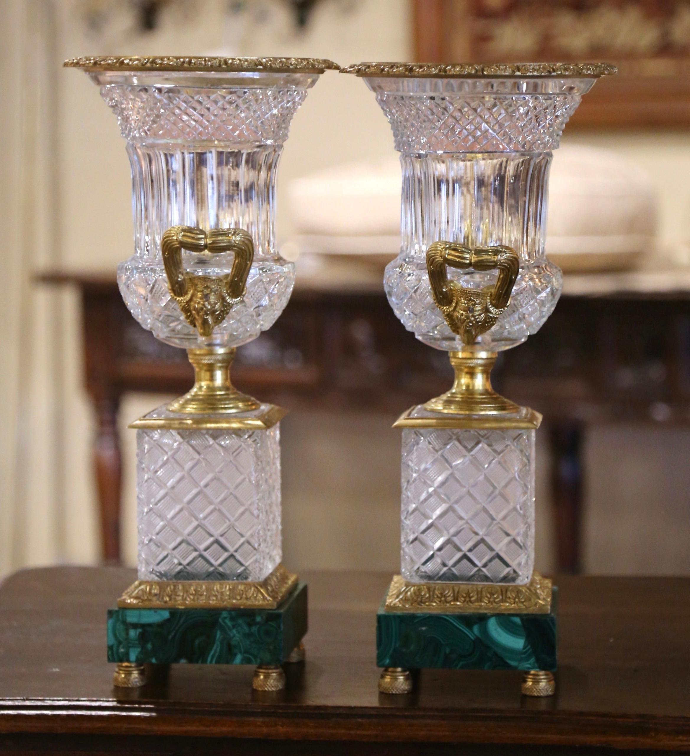 20ième siècle Paire d'urnes de style Baccarat en verre taillé et bronze doré sur socle en malachite en vente