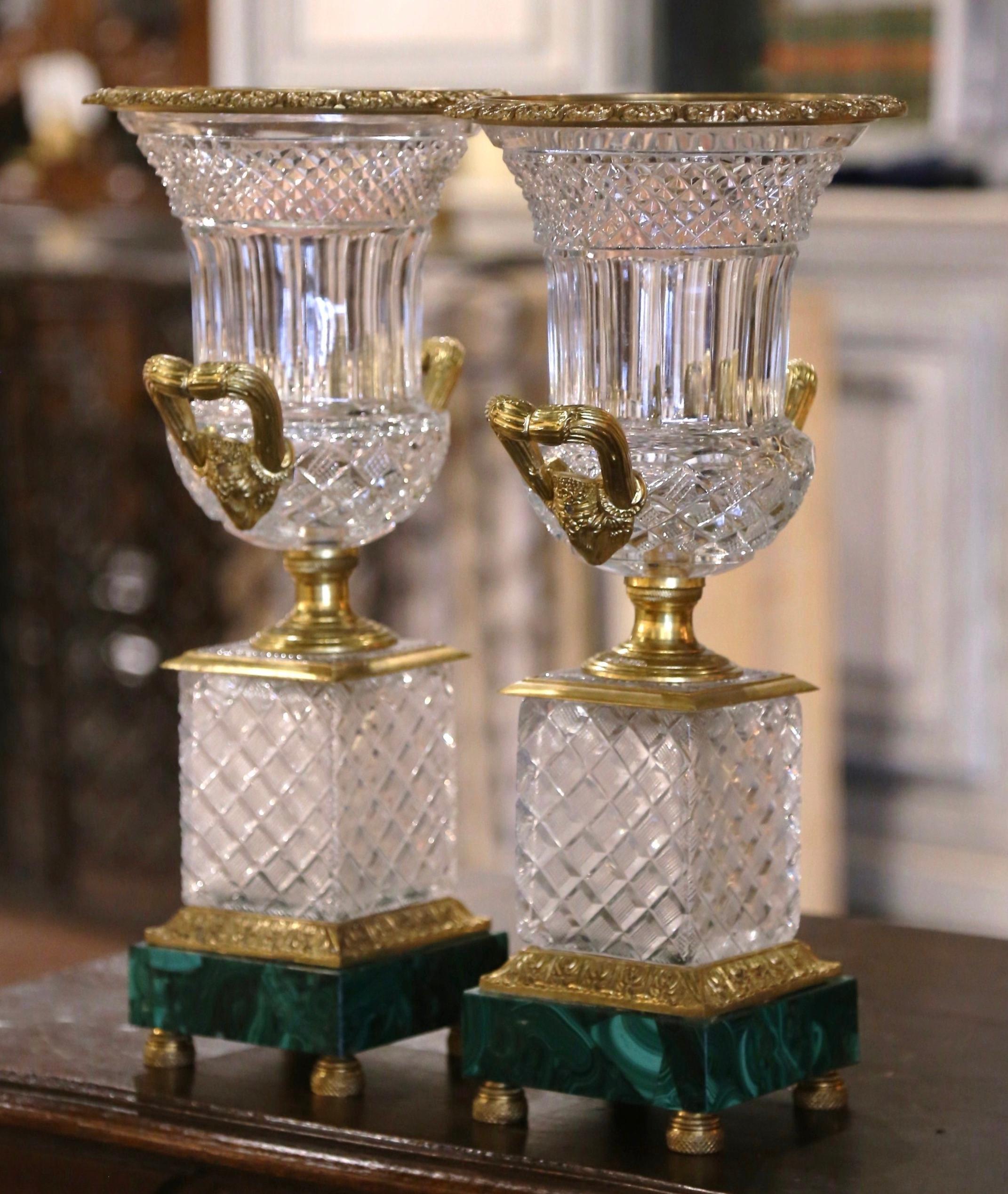 Verre taillé Paire d'urnes de style Baccarat en verre taillé et bronze doré sur socle en malachite en vente