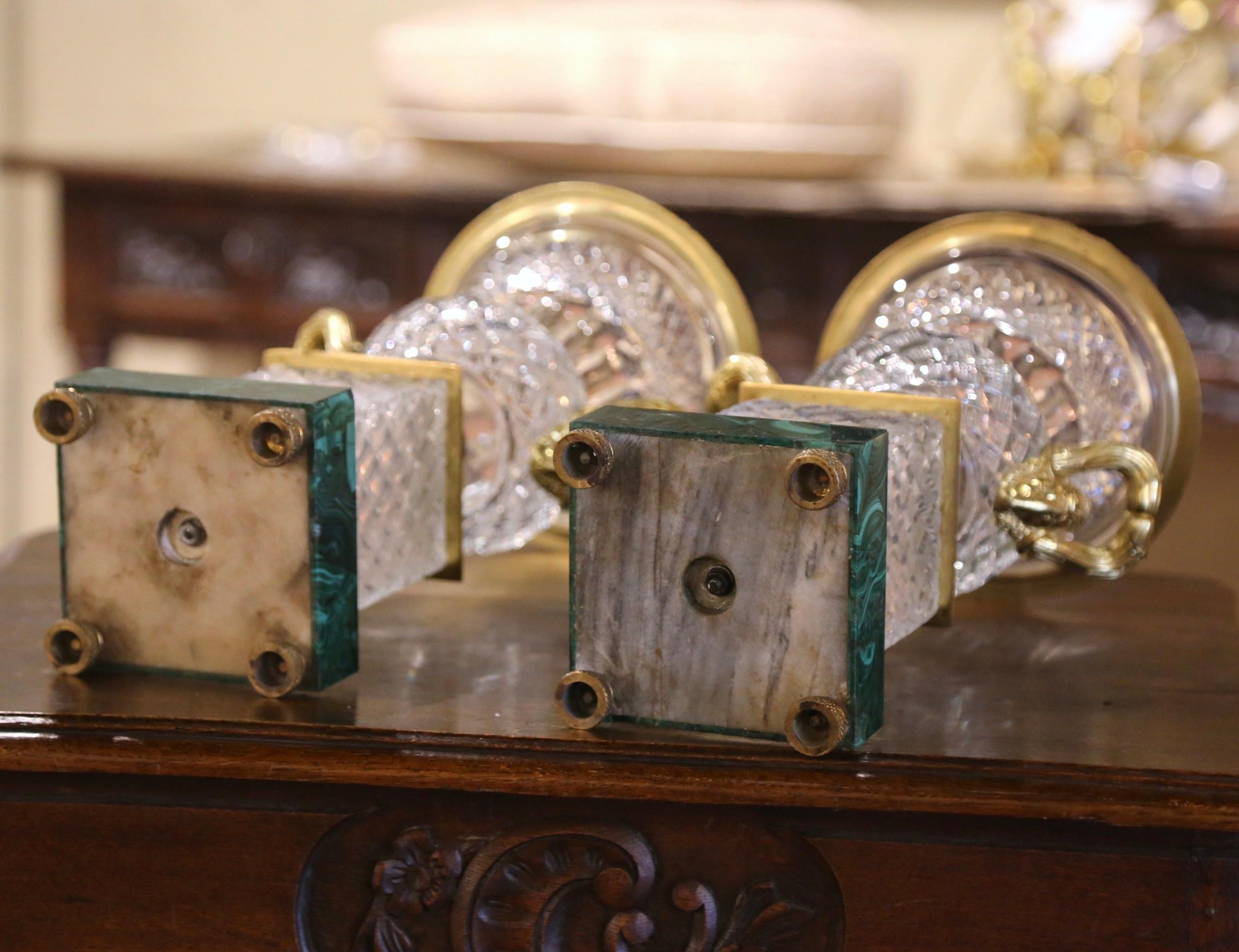 Paire d'urnes de style Baccarat en verre taillé et bronze doré sur socle en malachite en vente 1