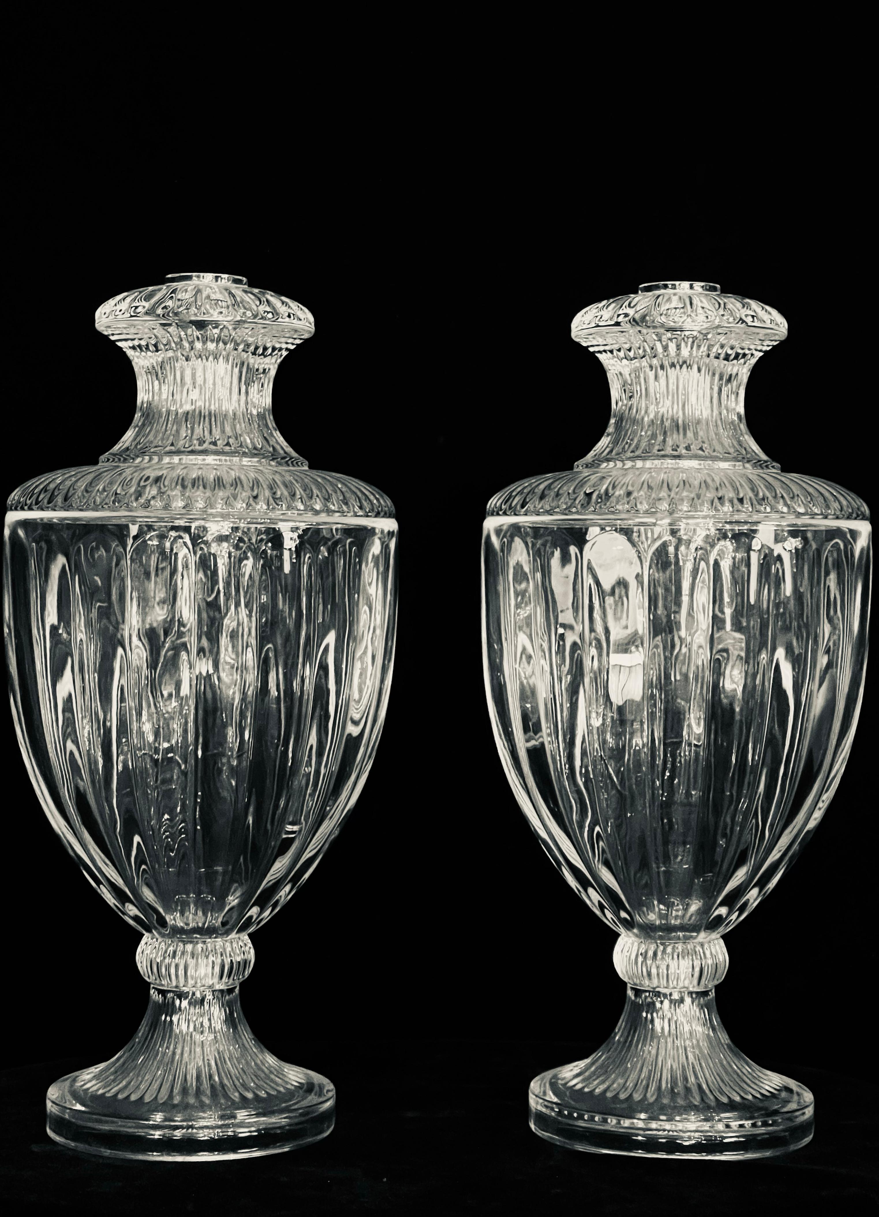 Néoclassique Paire de lampes en cristal néoclassique de style Baccarat en vente