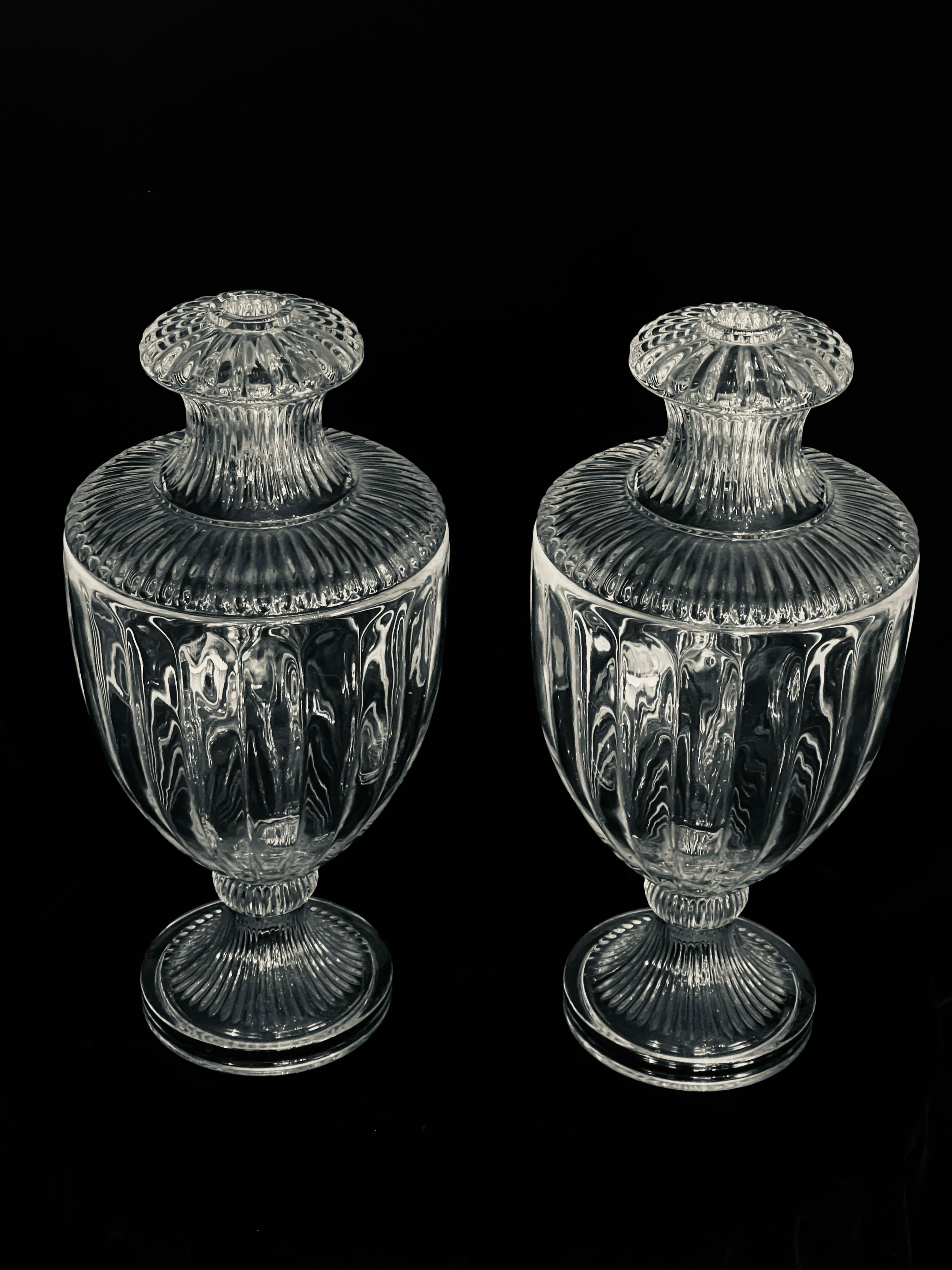 Français Paire de lampes en cristal néoclassique de style Baccarat en vente