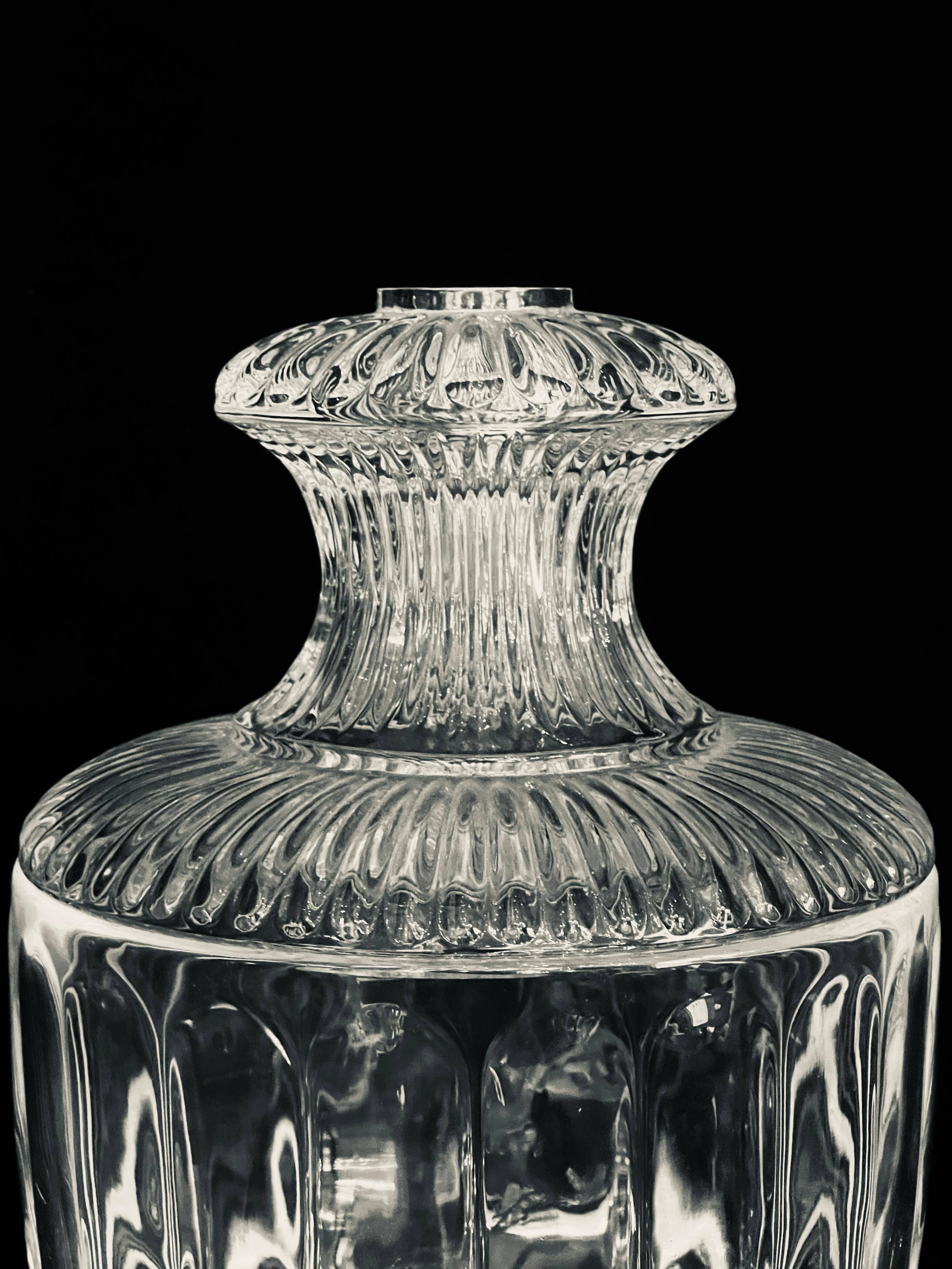 20ième siècle Paire de lampes en cristal néoclassique de style Baccarat en vente