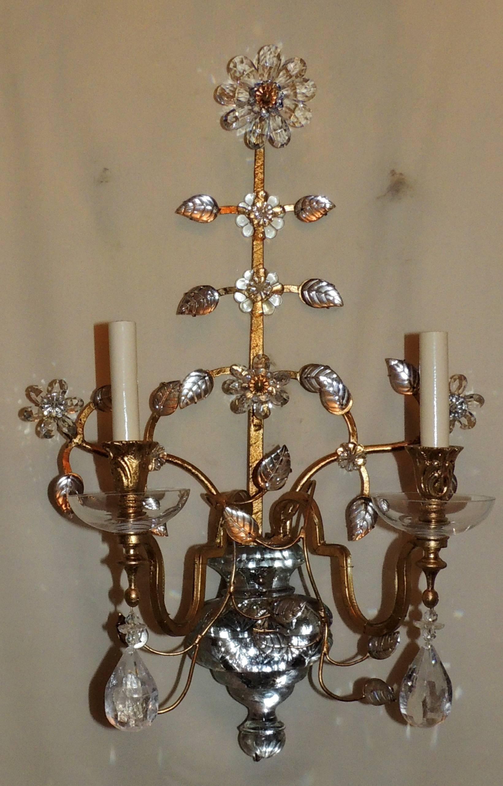 Milieu du XXe siècle Paire d'appliques à deux bras de lumière en cristal de roche Baguès Jansen, verre doré. en vente