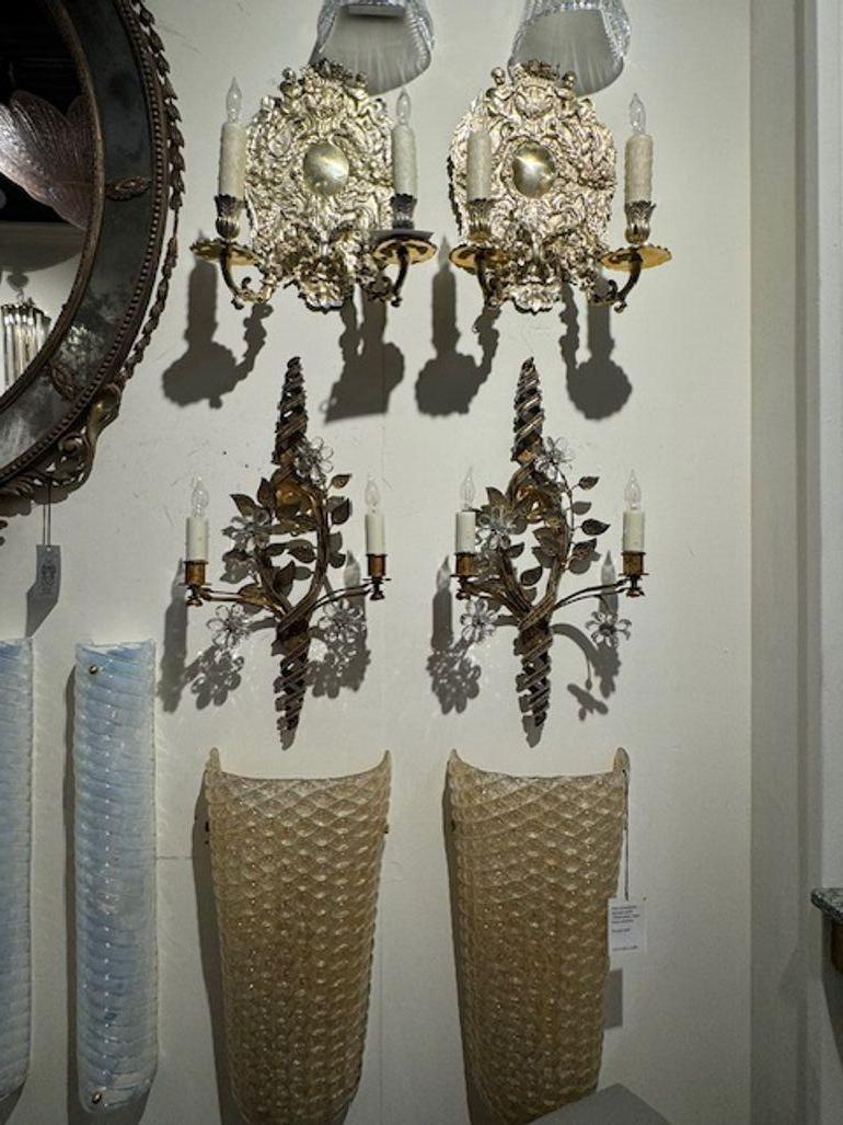 Hübsches Paar französischer Wandleuchter aus der Mitte des Jahrhunderts, vergoldet und aus Kristall. Hübsches verschlungenes Design und Kristallblumen. Hübsch! Ca. 1940.
20h x 10w x 5d