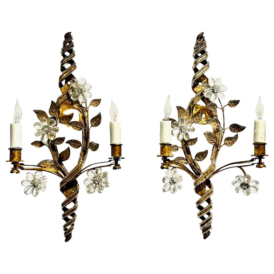 Pareja de Apliques de Cristal y Tole Dorado de la Manera Bagues Francesa en venta