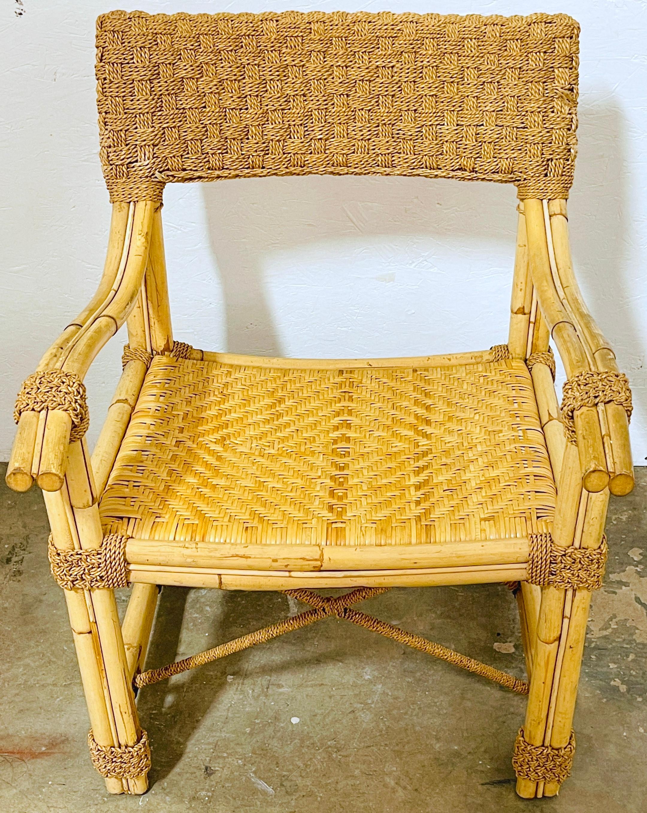 Tissu d'ameublement Paire de fauteuils en bambou et gazon tressé avec coussins d'assise bouclés  en vente
