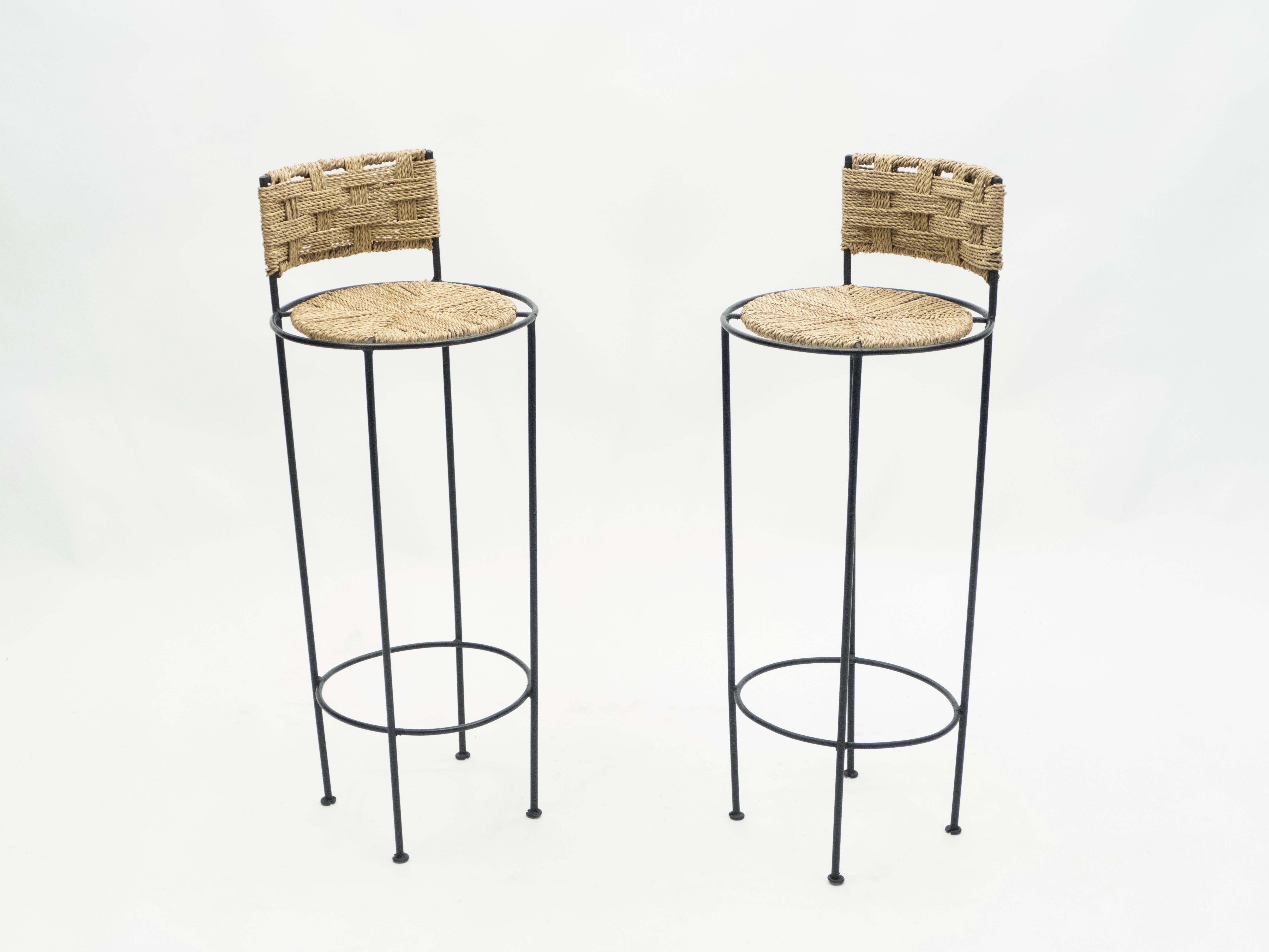 L'assise et le dossier en corde d'abaca de cette paire de tabourets de bar d'Adrien Audoux et Frida Minet présentent une belle patine qui témoigne de leur caractère vintage. Ce style naturel est typique du design français d'Audoux-Minet. Le design